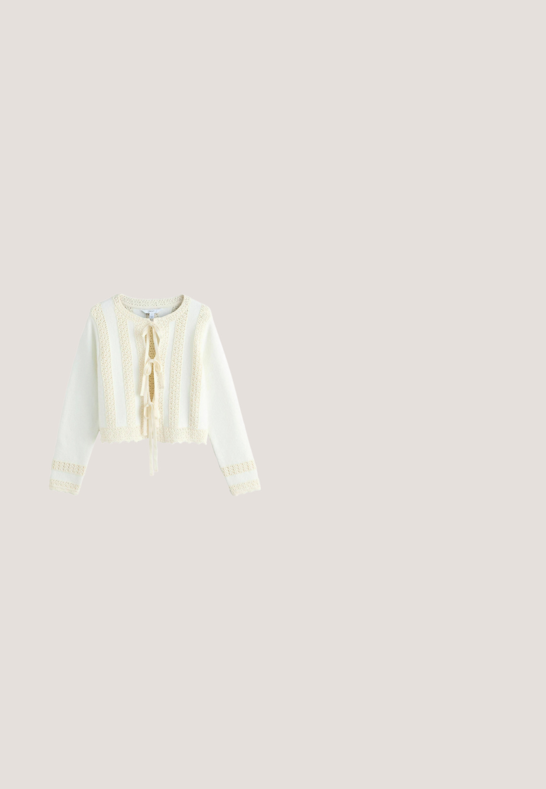 Strickjacke in Cremefarbe mit langen Ärmeln, strukturierten vertikalen Streifen, wellenförmigen Kanten und drei vorderen Schleifen auf weißem Hintergrund.; Beige gerippter Cardigan mit langen Ärmeln, knöpfbarer Vorderseite, V-Ausschnitt und ausgestellten Ärmelabschlüssen. Hergestellt aus weichem Strickmaterial mit strukturierter Oberfläche.; Braune Leder-Ankle Boots mit glatter Oberfläche, elastischen Seitenblenden, abgerundeter Zehenpartie und moderatem Holzabsatz.; Beige gewebte Strohtasche mit zwei cognacfarbenen Ledergriffen und einem dezenten bestickten Monogramm in der vorderen Mitte.; Zierliche goldene Halskette mit verstellbarem Verschluss und kleinem kleeblattförmigem Anhänger, verziert mit klaren Edelsteinen.; Brauner Ledergürtel mit einer goldfarbenen Metallschnalle, der ein glattes Finish und perforierte Details nahe der Schnalle für verstellbare Größen aufweist.
