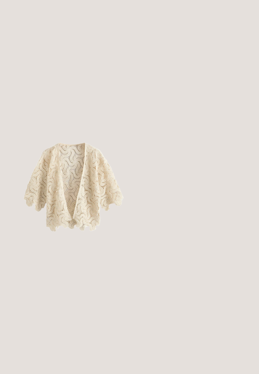 Crèmekleurige open-front kanten cardigan met geschulpte randen en golvend bloemmotief in haakwerk, met ellebooglange mouwen.; Off-shoulder, crèmekleurige jurk met bloemenborduurwerk, doorschijnende pofmouwen en een gelaagde, vloeiende rok met een stippenstructuur.; Taupekleurige suède enkellaars met franjes, puntige neus en dikke blokhak tegen een witte achtergrond.; Bruine gevlochten leren handtas met gevlochten handvatten, gouden gesp en een afneembare schouderriem op een effen achtergrond.; Zilveren halsketting met drie gelaagde kettingen. De langste ketting heeft een getextureerde ronde hanger, terwijl daarboven een gladde schijfhanger is.; Zilveren ketting met kleine rechthoekige metalen accenten die gelijkmatig verdeeld zijn, en een verstelbare sluiting op een witte achtergrond.