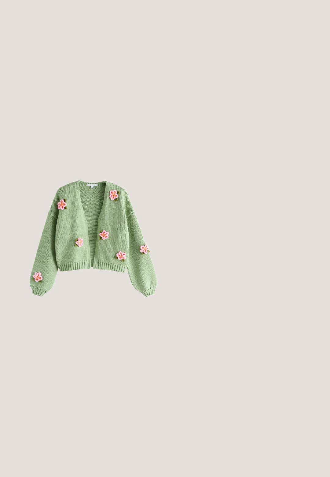 Cardigan tricoté vert clair avec des fleurs brodées roses et orange éparpillées sur le devant et les manches, ouverture devant avec poignets et bas côtelés.; Blouse rose clair avec des manches volantes et un décolleté en V. Elle possède une fermeture à boutons à l'avant et un buste ajusté qui s'évase en style peplum.; Jupe midi plissée vert clair avec taille élastique, coupe droite et tissu léger.; Ballet en daim beige avec un léger bout pointu, un accent en nœud sur le devant et un petit logo métallique sur le talon. Semelle plate.; Sac en cuir rose rond avec texte embossé et motif de cœur, doté d'une bandoulière amovible et d'une texture lisse.; Loeffler Randall BELLAMY OVERSIZE HEADBAND - Accessoires cheveux - cream