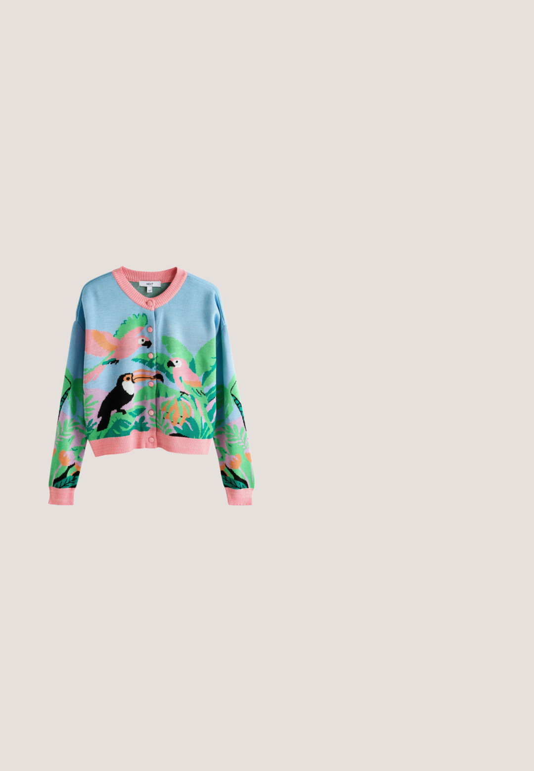 Knapper cardigans med blå baggrund, lyserød kant og farverige tropiske fuglemotiver og bladmønstre foran og på ærmerne.; Asymmetrisk langærmet top i et blåt og pink abstrakt mønster, med sammensamlet tekstur og rund hals. Lavet af letvægtsstof.; Lyseblå denim palazzo jeans med brede ben, der har høj talje, frontlommer og knaplukning. Diskret falmet tekstur.; NA-KD WAVY ELASTIC BOOTS - Plateaustøvler - black/purple; Silseskørt bundet som en sløjfe med farverige geometriske, blomstertegn og teksten "kate spade NEW YORK" i den ene ende.; Rektangulær hæklet taske med lyserøde, sorte og brune vandrette striber, brun læderrem og lukning med guldtonet spænde.