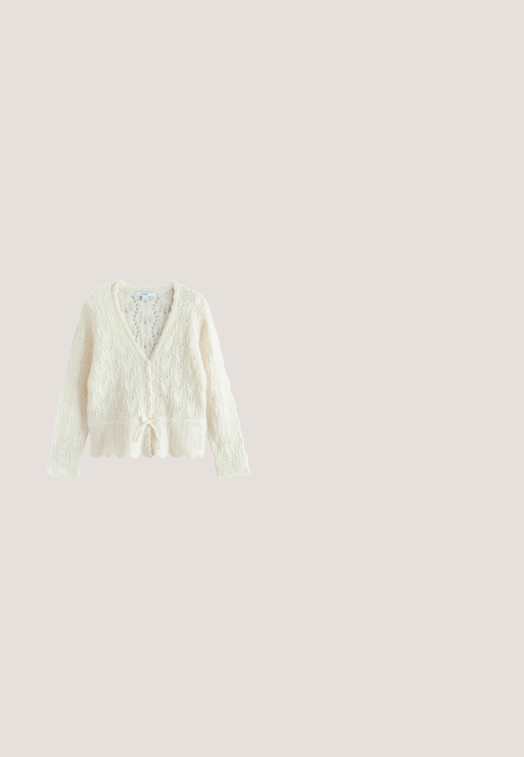 Cárdigan de punto color crema con mangas largas, bordes ondulados, botones en la parte delantera y cordón ajustable en la cintura.; Camisola de satén rosa claro con ribete de encaje blanco a lo largo del escote y el dobladillo, con tirantes finos y ajustables.; Tela de tul color beige claro con una textura suave y transparente, que presenta un tejido de malla fina que crea suaves ondas y pliegues.; Bailarina de piel color marrón claro con punta redondeada, un pequeño lazo decorativo en la parte delantera y una suela de goma flexible para mayor comodidad.; Bolso de mano plisado blanco con un destacado detalle de lazo y una correa de cadena dorada. Textura suave con un diseño fruncido en la parte frontal.; Collar de alambre de oro con una sola perla blanca redonda en el centro, con un diseño minimalista y textura suave.