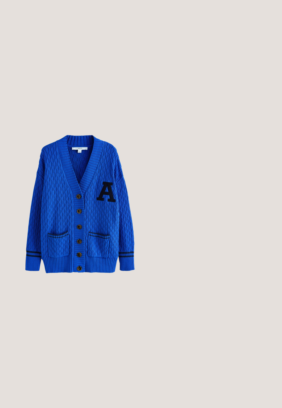 Blå strikket cardigan med sort bogstav A på brystet, seks brune knapper, to forlommer og sorte stribede manchetter.; Plain t-shirt med korte ærmer og rund hals i ensfarvet klar blå, lagt fladt på hvid baggrund.; Bredde ben bukser i lys blå, lavet af et glat, strækbart stof. Har en elastisk talje og sidelommer for funktionalitet.; Par lavtop-sneakers med blå ruskind, mønstret stofsider, hvide snørebånd og brune gummisåler på hvid baggrund.; Lyseblå genanvendelig indkøbs taske med brede håndtag, let krøllet stof, stående oprejst på en ensfarvet hvid baggrund.; Blå runde perler trukket sammen til en halskæde med en gylden hummerlås og justerbar kæde på en lys baggrund.