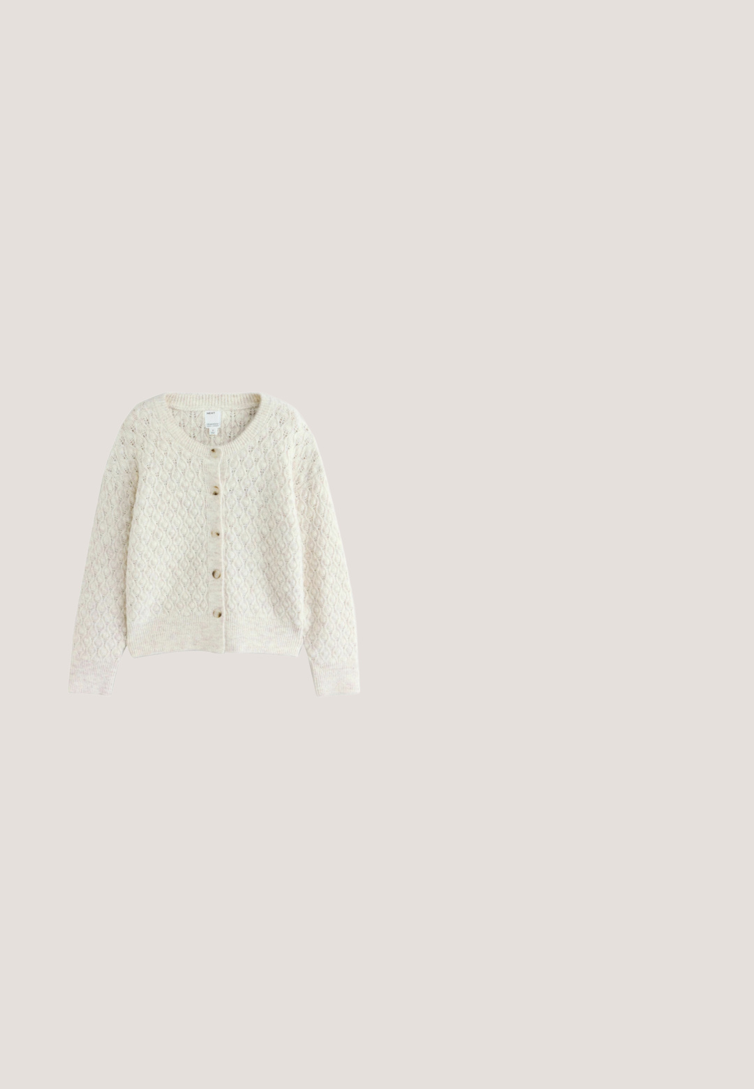 Kremfarvet strikket cardigan med tekstureret diamantmønster, rund halsudskæring, lange ærmer og fem knapper foran.; Hvid kortærmet bluse med samlet tekstur, flæsekrave og udvidede ærmer. Har en peplum-søm og elastisk talje.; Plisseret midi-nederdel i lys mintgrøn med en tæt siddende talje og fine lodrette folder gennem hele stoffet.; Brun læderloafer med chunky sort rilled sål og lav blokhæl, vist fra siden på hvid baggrund.; Firkantet tørklæde med blomsterkanter, et hjerteformet blomsterkrans i midten og to blå fugle, der holder et bånd med et rødt hjertevedhæng.; Brun læder crossbody taske med klap og spænde, detaljeret syning og justerbar skulderrem mod en hvid baggrund.