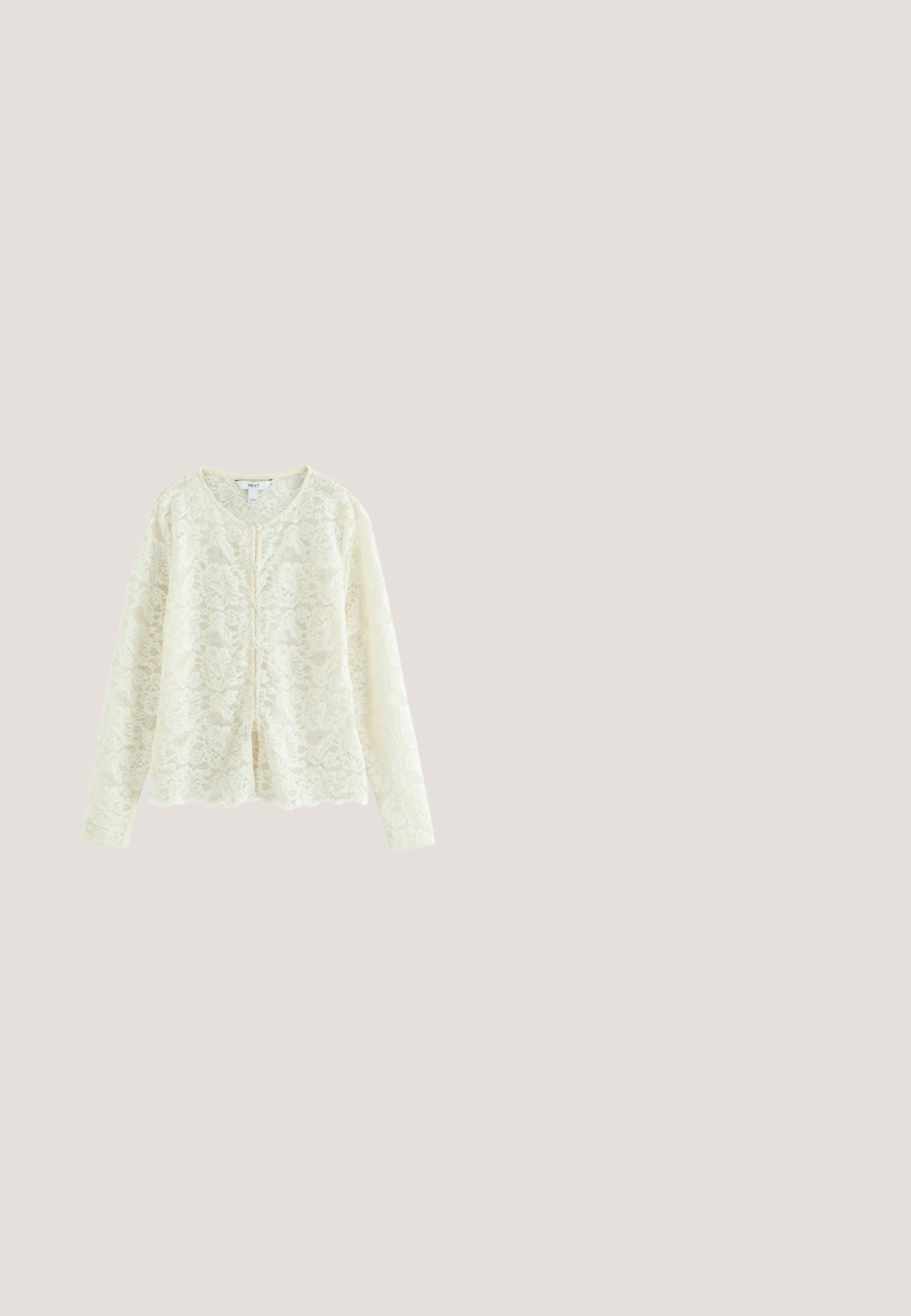 Langærmet cardigan i cremefarvet blonder med blomsterprint og små knapper foran, bølget kant langs kant og ærmer.; Beige ribbet cardigan med lange ærmer, knaplukning foran, V-hals og udvidede manchetter. Fremstillet af blødt strikmateriale med en tekstureret finish.; Beige espadrille med en overdækning af lærred, tekstureret vævet hæl og flettet jutesål; har en bundet ankelrem for en sikker pasform.; Lille tanfarvet vævet skuldertaske med justerbar brun læderstrop og læderdetalje foran hængende mod hvid baggrund.; Guldhalskæde med et skaldformet vedhæng med ribbede detaljer, hængende fra en fin kæde, hvilket skaber et elegant udseende.; Brunt flettet læderbælte med spænde i guldfarvet metal og syede læderender, samlet i en spiral på en hvid baggrund.