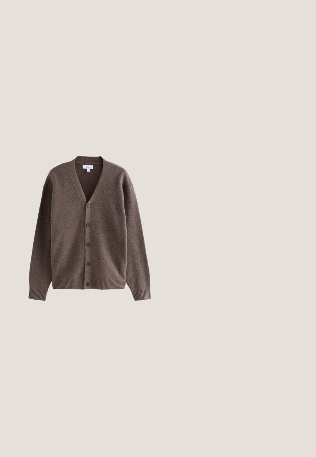 Cardigan en laine marron à boutons, col en V, poignets et ourlet côtelés, manches longues, présenté sur un fond blanc.; Chemise beige à manches longues, boutonnée, avec col, poche poitrine et petit logo brodé sur la poche. La chemise est présentée sur un fond uni.; Tissu en velours côtelé marron présentant des côtes verticales, une texture douce et une couleur profonde et riche, adapté pour le rembourrage ou les vêtements.; Chaussure brogue pour homme en cuir marron avec perforations décoratives et semelle noire, vue de profil.; Écharpe en laine à carreaux marron et beige avec des extrémités à franges et un texte brodé discret près du bord inférieur sur fond uni.; Sac messager en cuir marron avec rabat avant, deux sangles à boucle et petit logo embossé au centre.