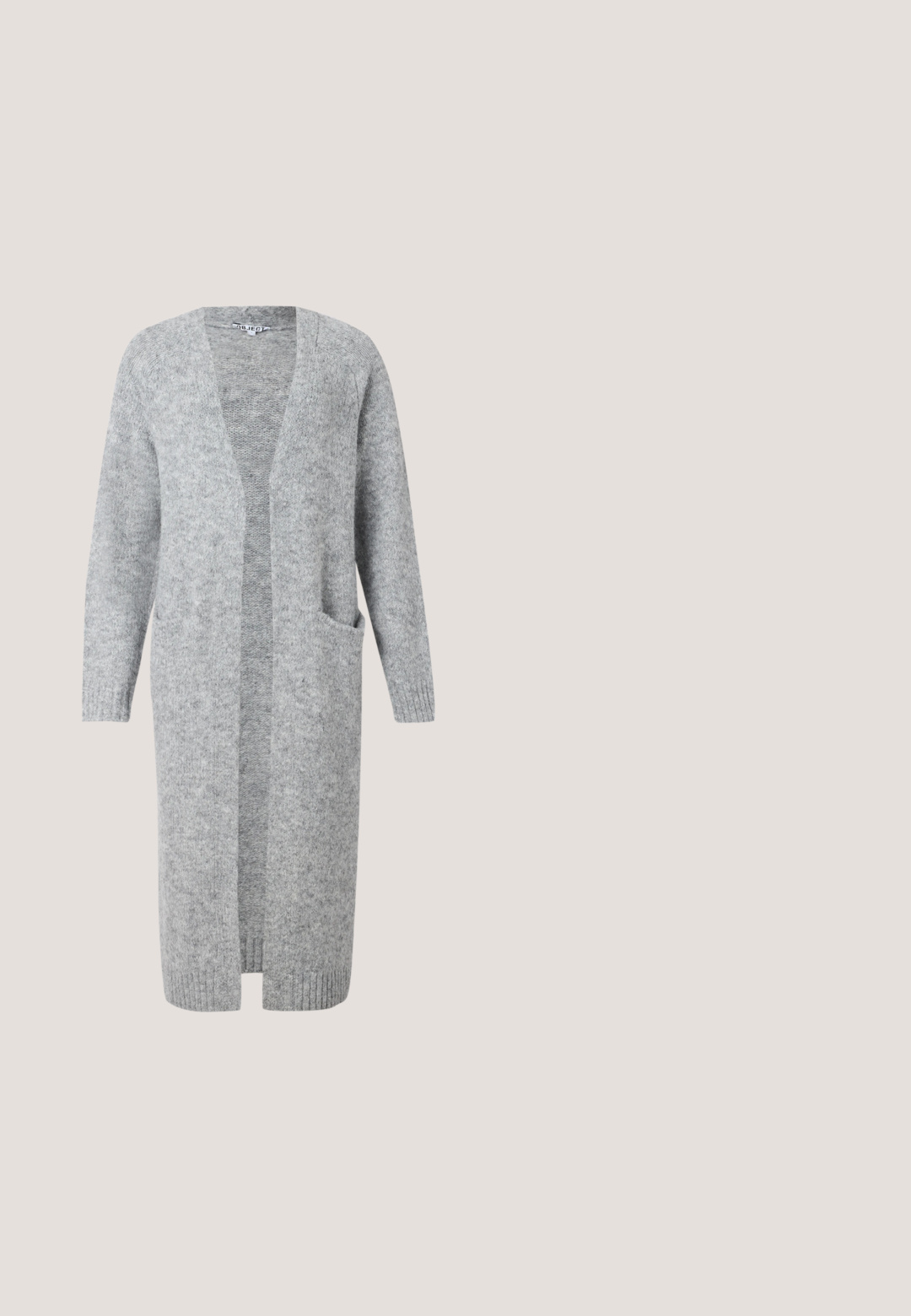 Object Knitted Long - Chaqueta de punto - medium grey melange; Dos camisetas sin mangas básicas en negro y blanco, hechas de una tela suave y elástica. Presentan tirantes finos y un diseño simple y ajustado.; Pantalones de campana en un beige claro, confeccionados con una tela texturizada, con una cinturilla elástica y un diseño de pierna ancha, aptos para uso casual.; Simmi London DALA - Tacones - black; Pequeño bolso negro brillante con dos asas largas y detalles de cordón lateral sobre un fondo claro liso.; Pendientes en forma de estrella plateada con una superficie pulida y brillante. Cada pendiente presenta cinco puntas y sutiles detalles de textura en la superficie.