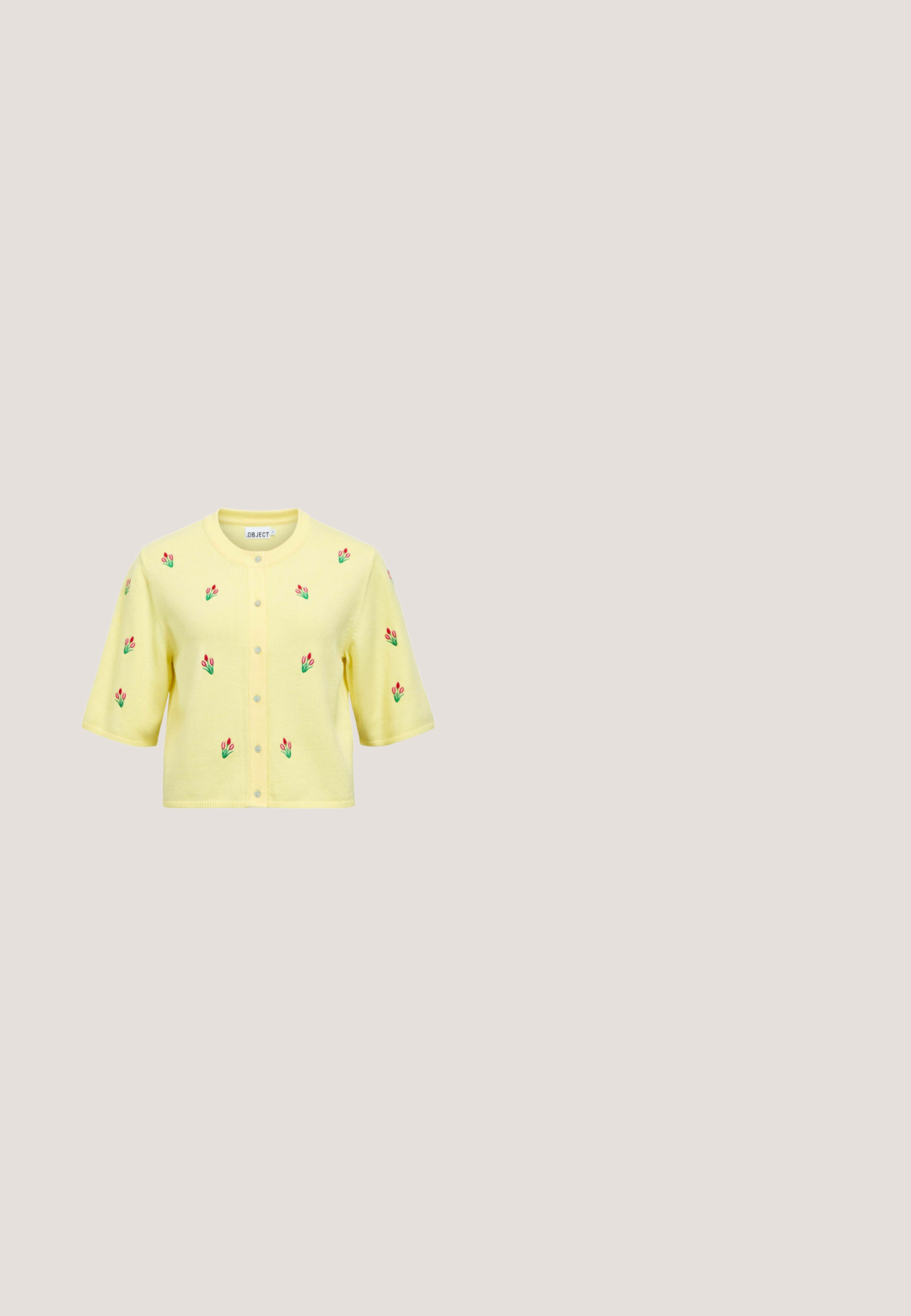 Cardigan jaune clair à manches courtes avec col rond, boutonnage frontal et petite broderie de tulipes rouges dispersées.; Blouse jaune clair à manches courtes avec bords festonnés et broderie florale ajourée sur les manches, encolure ronde et coupe décontractée.; Pantalon jaune clair à jambes larges, taille élastique, petit motif de points dispersés verts et bleus.; Baskets basses en daim beige avec des rayures bleu clair, semelle en gomme, lacets et languette rose au talon, vues de côté sur fond blanc.; Sac fourre-tout vert avec un tissu texturé et froissé et de larges poignées, présenté sur un fond clair uni.; Boucles d'oreilles en résine verte dans une forme abstraite et courbée avec une finition brillante. Le design présente une attache en clou pour un port facile.