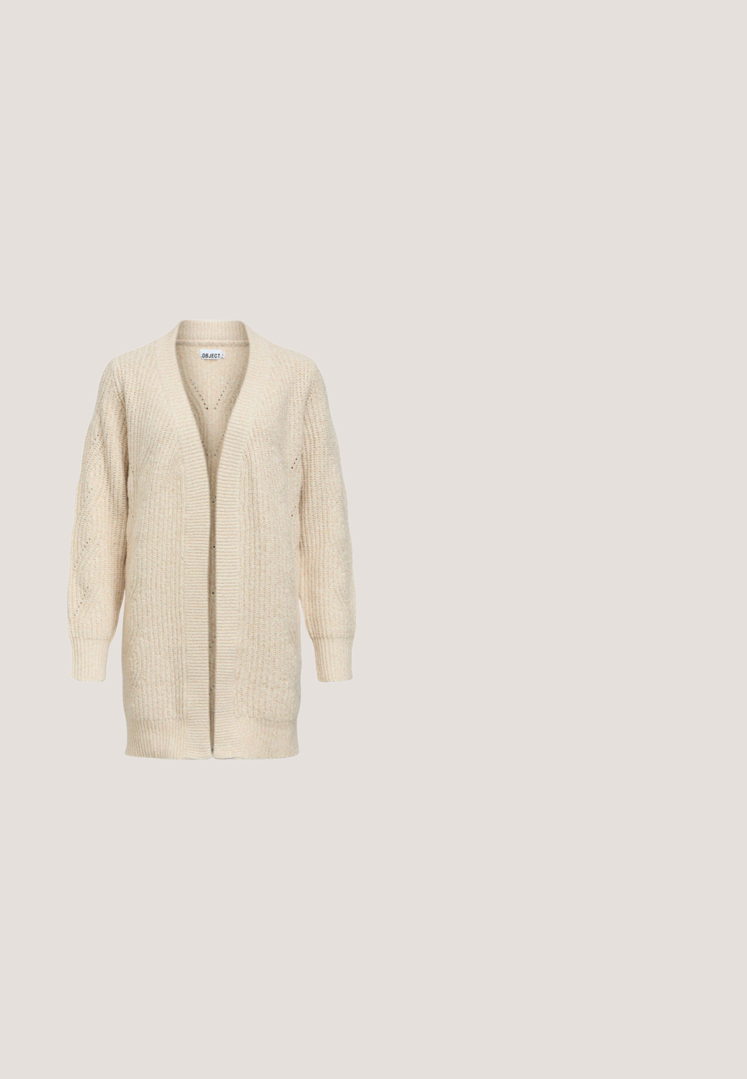 Cárdigan largo beige de punto con delantero abierto, puños y bajo acanalados y patrón texturizado en las mangas y el cuerpo.; Top sin mangas de canalé beige con escote redondeado y tirantes anchos. Confeccionado en tela suave, presenta una silueta ajustada.; Pantalones de pierna ancha beige con una suave textura acanalada, cinturilla elástica y sin adornos visibles, que ofrecen una silueta relajada.; Zapatilla de ante de color beige, con un suave forro de piel de oveja crema. Cuenta con una suela de goma plana y texturizada para mayor agarre.; NA-KD Bufanda - beige; Pendientes de aro de oro con forma redonda y suave, con un acabado pulido, que cuentan con un cierre de seguridad para facilitar su uso.