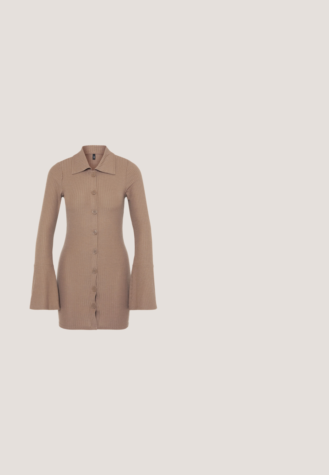 ONLY ONLNELLA BUTTON CARDIGAN - Chaqueta de punto - walnut; Blusa corta de manga corta en color crema con escote en V profundo, un intrincado patrón de ganchillo en forma de diamante y una tela texturizada, que ofrece un aspecto ligero.; Larga falda de color gris oscuro con cintura elástica, que presenta una abertura lateral para facilitar el movimiento y una textura suave y lisa.; Sandalia de tacón alto de ante rosa con tacón cuadrado, punta abierta y correa en el tobillo con un detalle de hebilla dorada. Correa frontal plana.; Bolso de mano de cuero negro con doble asa y hebilla central de plata, forma rectangular estructurada, textura lisa, sobre fondo neutro.; Pendientes de aro en tono dorado con un diseño de concha estriada, superficie texturada y un acento de gema, que cuentan con un cierre destud para sujetar.