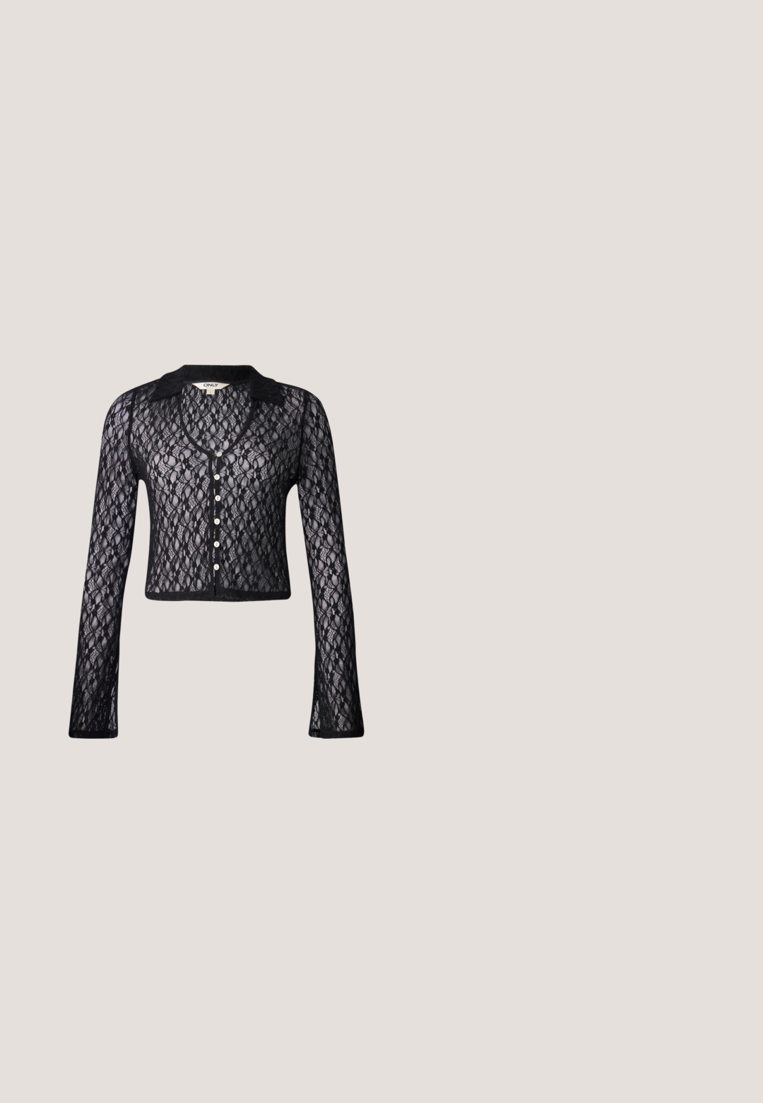 Cardigan en dentelle noire avec décolleté en V, manches longues et fermeture par bouton. Présente un motif floral et un col en tissu uni. Design court.; Bralette en dentelle noire avec motif floral, bords festonnés, bretelles réglables et tissu texturé. Conception légère et ajustée.; Jupe plissée noire en coton, avec une fermeture à boutons sur le devant, des passants de ceinture et un accent en D-ring sur la taille.; Bottes en cuir noires arrivant au genou, avec un bout carré, un large talon et une sangle décorative avec des accents métalliques autour de la cheville. Texture lisse.; Petit sac à main noir brillant avec deux longues anses et des détails à cordon sur les côtés sur un fond clair uni.; Ceinture en cuir noir avec deux poches arrondies, fermées par des boutons-pression en argent. Texture lisse, design légèrement courbé.