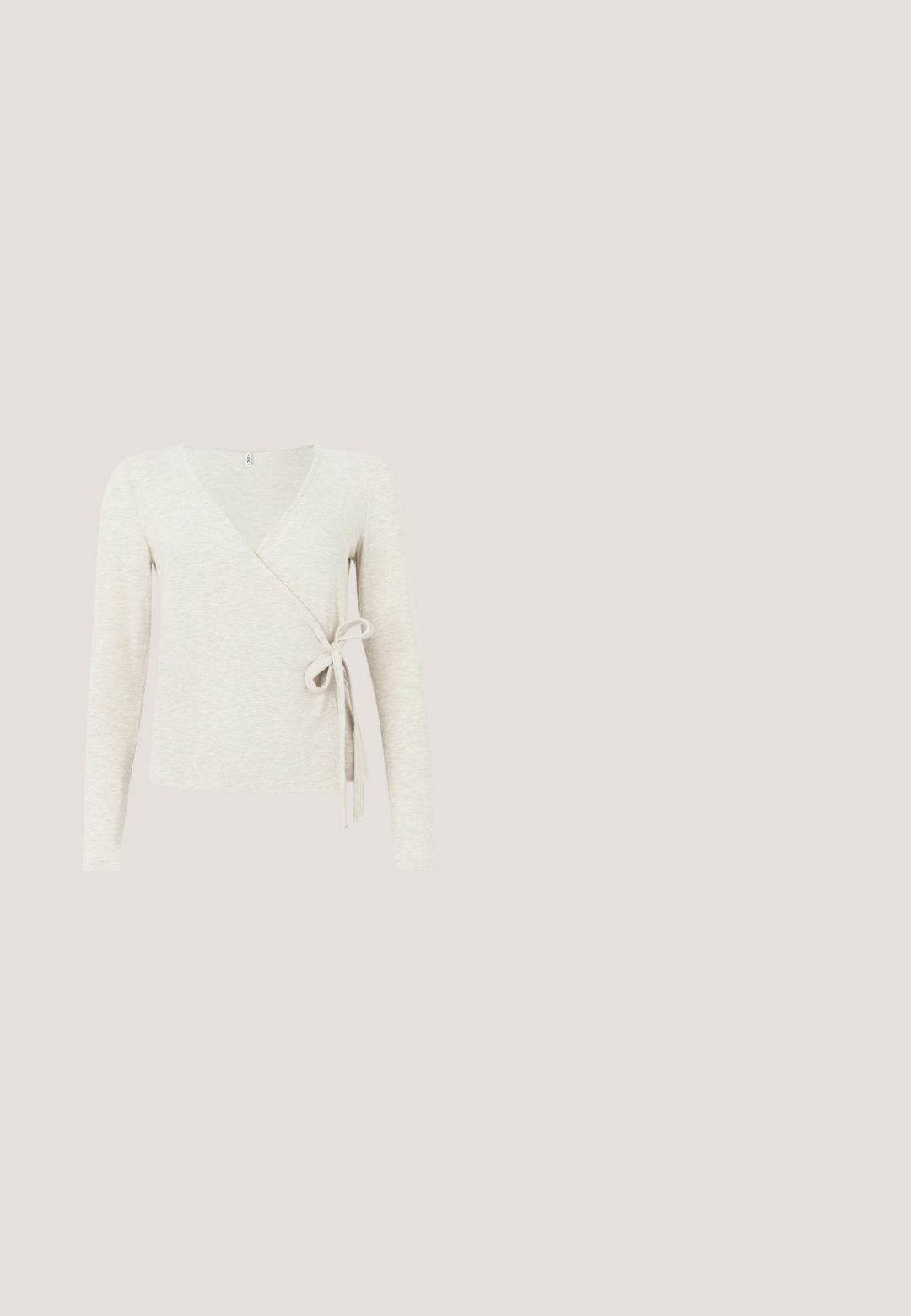 Beige langærmet indpakningsbluse lavet af blødt stof, med V-hals og en bindelukning i taljen. Glat tekstur og minimalistisk design.; Cremefarvet langærmet top med et tekstureret blomsterdesign, cropped style og bølget kant. Lavet af et let, semi-gennemsigtigt materiale.; Beige ribbede stofshorts med elastisk talje og sidelommer, med en blød tekstur og et afslappet fit design.; Beige læder balletsko med rundet tå, lille hæl og en dekorativ sløjfe foran. Glat tekstur og minimalistisk design.; Hvid læder tote taske med teksten "THE TOTE BAG" i lys print. Struktureret design, to håndtag på toppen, aftagelig skulderrem.; Perlekæde med runde hvide perler, der er adskilt af små rosaguldperler, med en krokodillelås og justerbar kæde.