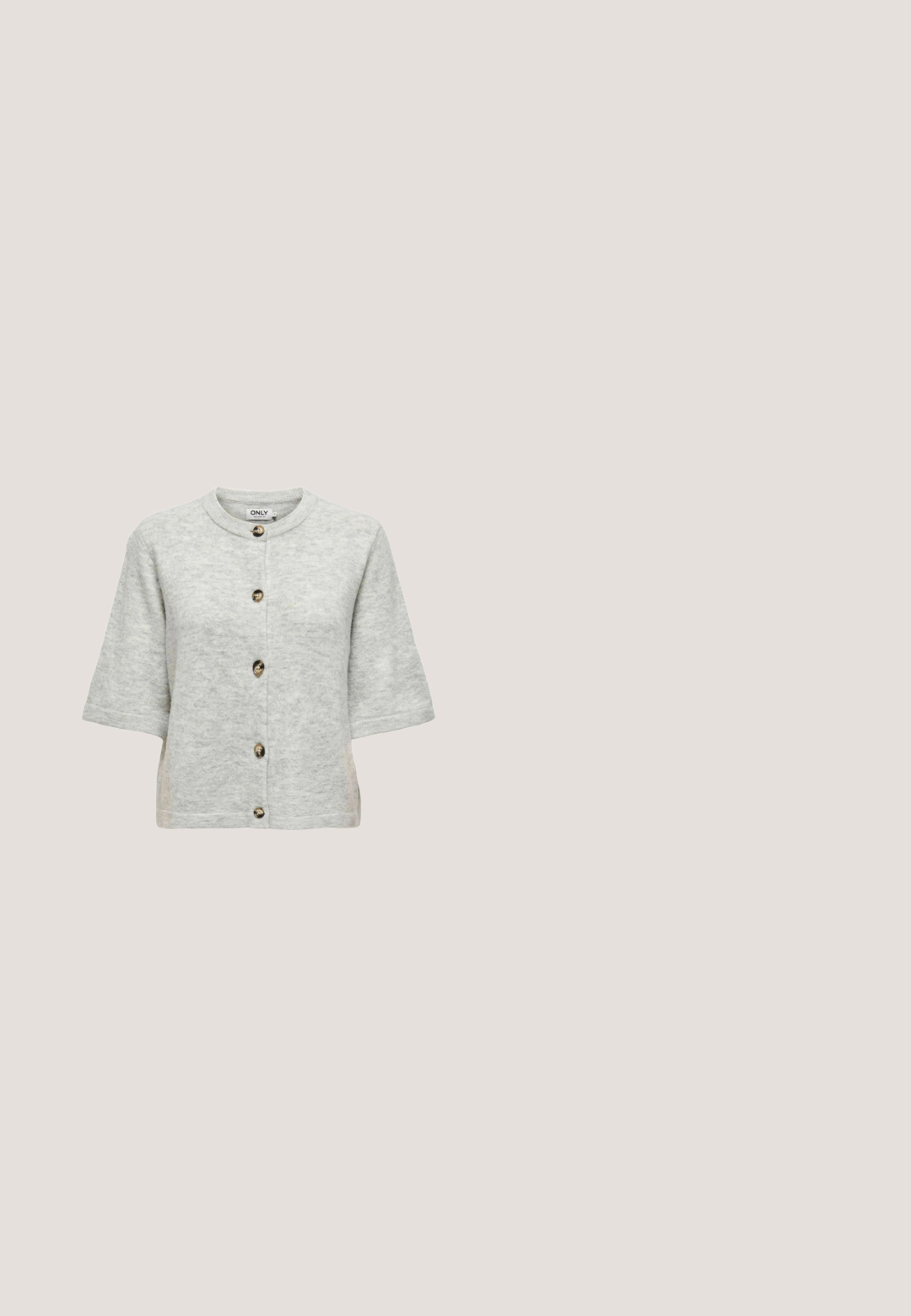 Lichtgrijs kortemouwen cardigan met ronde halslijn en vijf bruine knopen aan de voorkant, gemaakt van zachte gebreide stof.; Witte lange mouwen stretchy top met een ronde halslijn, gladde textuur, getailleerd ontwerp en ribbeldetails langs de mouwen en de zoom.; Lichtblauwe high-waist spijkerbroek met rechte pijpen, voorzakken, riemlussen en zichtbare knoop- en ritssluiting.; Sneakers met een witte en beige bovenkant, met grijze accenten. Het materiaal omvat suede en mesh, met een gemarmerde rubberen zool.; Zwarte leren handtas met dubbele handvatten, zilveren studs en een verstelbare schouderriem op een witte achtergrond.; Zilveren haarspeld in de vorm van een vlinder met gedetailleerde textuur, bevestigd aan een zwarte elastische band, met een glanzende metallic afwerking.