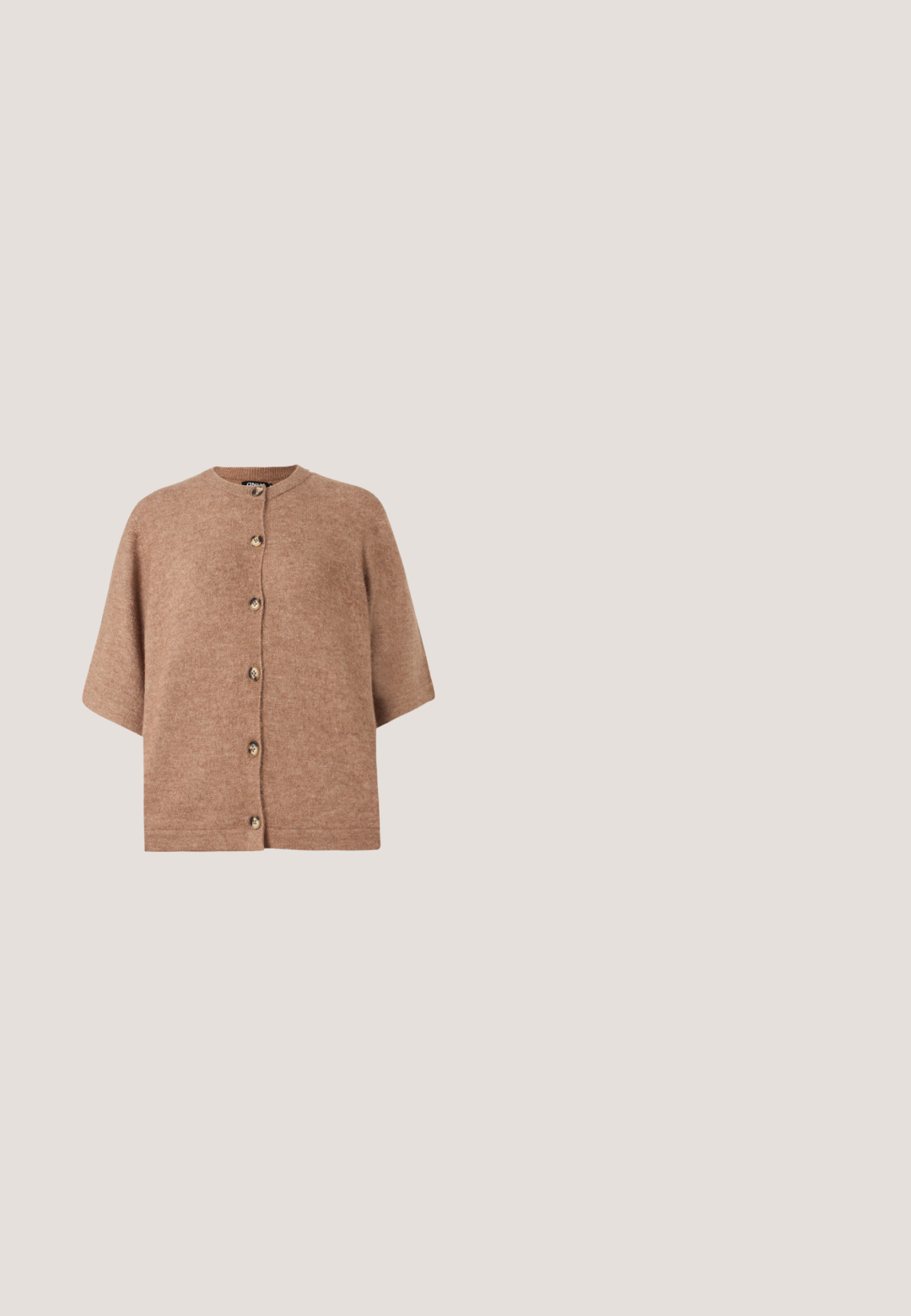 Brun kortærmet cardigan lavet af blødt stof, med rund halsudskæring og seks lyse knapper foran.; Hvid kortærmet striktop med kabelmønster, rund halsudskæring, subtil beige kant ved krave og ærmekant samt lille broderet logo på brystet.; Brune, vidde bukser lavet af glat stof, med dobbelte læg, enkelt knaplukning og standardlommer.; Burgundyrød patenteret lædersko med spids tå og en dekorativ rem over vristen. Har en lav sort hæl.; Lille olivengrøn håndtaske med afrundede kanter, et topgreb og en klaplukning sikret med en cirkulær metalbeslag.; Små guldfarvede øreringe i hoops med rektangulære segmenter, hver med en klar ædelsten på forsiden, med post-lukkemekanisme.