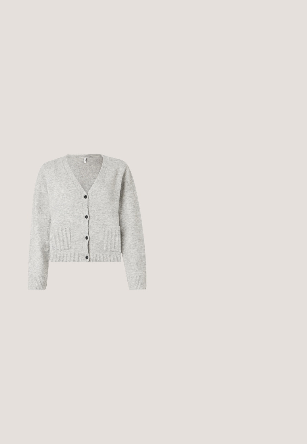 Grijze wolmix cardigan met een V-hals, geribde mouwen en twee voorzakken, voorzien van zes zwarte knopen aan de voorkant.; Zwarte korte mouwen t-shirt van gladde katoenstof, met een ronde hals en een getailleerd ontwerp. Minimalistisch zonder zichtbare patronen.; Grijze wijde denim jeans met een hoge taille, vijf zakken en opgerolde pijpen. De stof heeft een licht versleten textuur met zichtbare stiksels.; Zwarte leren balletflat met een afgeronde neus, een gladde textuur en een gouden logoaccent aan de zijkant. Geplaatst boven een reflecterend oppervlak.; Zwarte leren handtas met geweven patroon, twee korte handvatten en een afneembare lange riem, geplaatst tegen een effen lichte achtergrond.; Zilveren stervormige oorbellen met een gepolijste, glanzende afwerking. Elke oorbel heeft vijf punten en subtiele textuurdetails op het oppervlak.