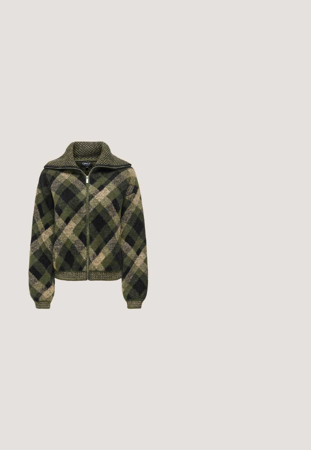 Chaqueta con cremallera en patrón de cuadros verde, negro y beige; tejido de punto texturizado; cuello alto; puños y dobladillo acanalados.; Urban Classics CONTRAST  - Camiseta de manga larga - olive; Pantalones cargo en gris oscuro, hechos de tela resistente. Con seis bolsillos, piernas anchas y cordones ajustables en el dobladillo.; Zapatilla de plataforma baja en plata metálica con cordones blancos y suela blanca gruesa con textura, vista lateral sobre fondo blanco.; Bolso en forma de media luna de ante verde claro con una sola correa y cremallera plateada, con pequeño logotipo "Karl Lagerfeld Jeans".; Anillo negro con forma cuadrada con cuatro grandes acentos redondeados similares a perlas blancas en cada lado sobre un fondo blanco.