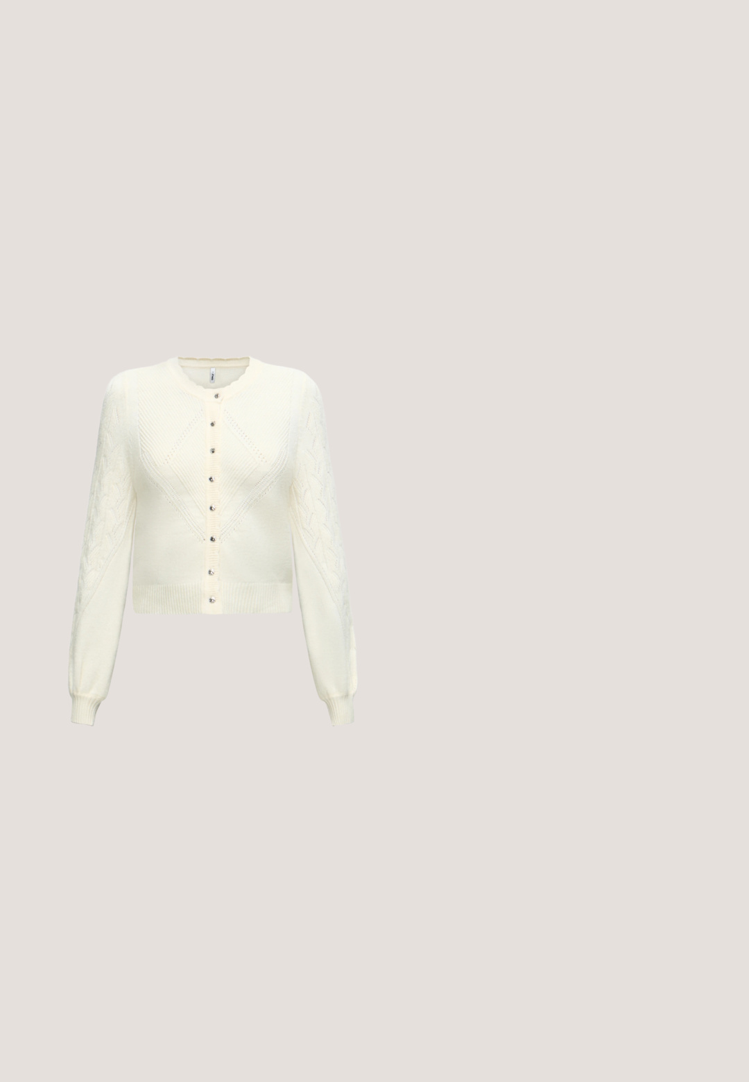 Cardigan tricoté blanc crème à manches longues, motifs décoratifs en losange et torsades, fermeture devant à six boutons.; Débardeur blanc côtelé avec bretelles bordées de dentelle et bords festonnés, présenté sur un fond gris clair.; Jean évasé noir taille haute, braguette à cinq boutons, texture en denim doux et détails de coutures discrètes sur les poches et les coutures.; Even&Odd by Zalando Ballerines à brides arrière - black; Petit sac à main noir brillant avec deux longues anses et des détails à cordon sur les côtés sur un fond clair uni.; Boucles d’oreilles créoles en métal argenté avec une surface lisse légèrement incurvée et des fermoirs à clapet sur un fond blanc uni.