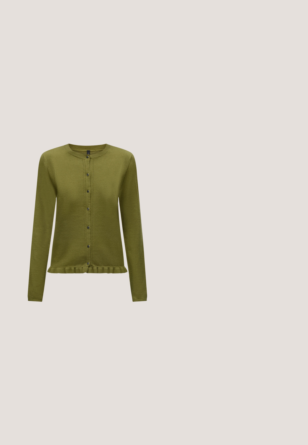 Cardigan vert olive à manches longues avec encolure ronde, fermeture boutonnée devant et détail volanté à l’ourlet.; Débardeur noir sans manches avec encolure ronde, présenté à plat sur fond blanc.; Jean flare noir taille haute avec poches avant, passants de ceinture et fermeture par bouton, présenté sur un fond blanc uni.; Escarpin en cuir noir à talon aiguille avec un bout pointu, une bride latérale à boucle, des clous le long du bord et un laçage décoratif à l'avant.; Sac à épaule en cuir noir avec une sangle à boucle, des bords arrondis et des coutures blanches contrastées sur un fond uni.; Boucles d'oreilles argentées en forme d'étoile, avec une surface lisse et brillante. Chaque boucle d'oreille possède cinq pointes et des détails subtils de texture de surface.