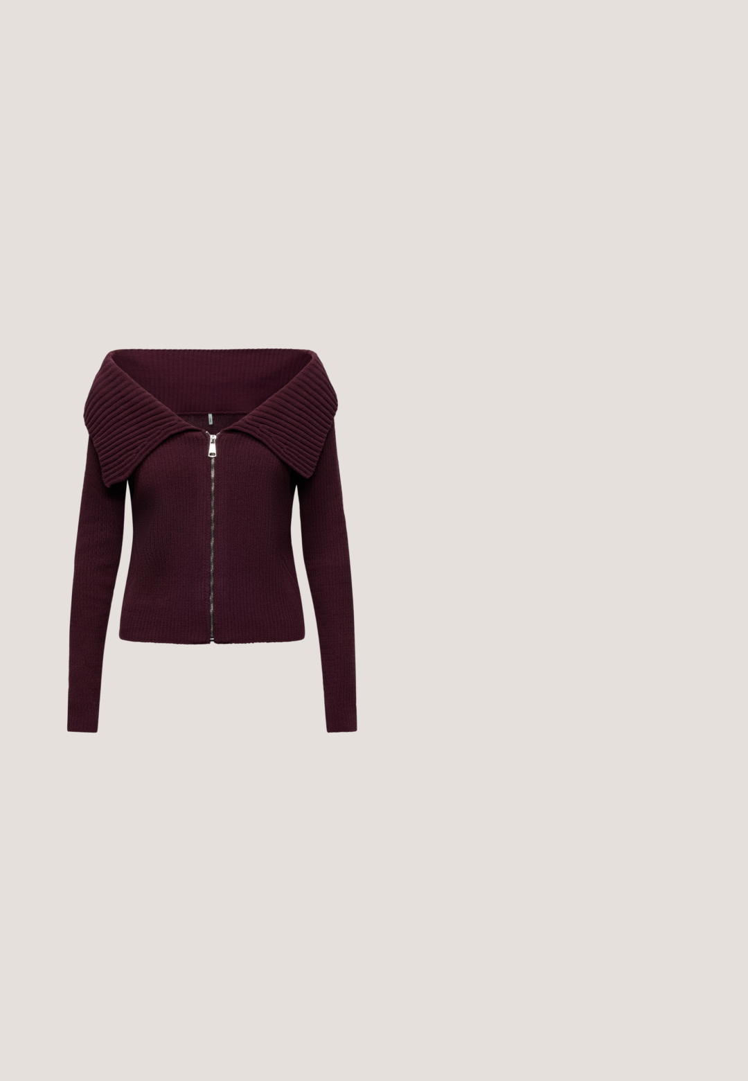 Lila gestrickter Langarmcardigan mit weitem geripptem Umschlagkragen und silbernem Reißverschluss vorne, dargestellt vor einfarbigem Hintergrund.; Dunkelblaue Jeansjacke mit einem Peplum-Silhouette, ausgestellten Ärmeln und vorderen Bändern. Auffällige Kontrastnähte und große Kragenverzierungen.; Weit geschnittene, hoch taillierte Hose aus dunkelburgunder Stoff mit einem enganliegenden Bund mit zwei goldenen Knöpfen.; Dunkelroter Leder-Slingback-High-Heel-Schuh mit spitzer Schuhspitze und kleinem dekorativem Knoten vorne, von der Seite auf neutralem Hintergrund gezeigt.; Burgunderfarbene Handtasche aus glänzendem Material, rechteckige Form, mit zwei Schulterriemen und subtilen, geschwungenen Akzenten an der Vorderseite.; Goldene Creolen mit geschichteten, tiefroten Stoffblättern und zwei zarten goldenen Ketten, die von jeder hängen.