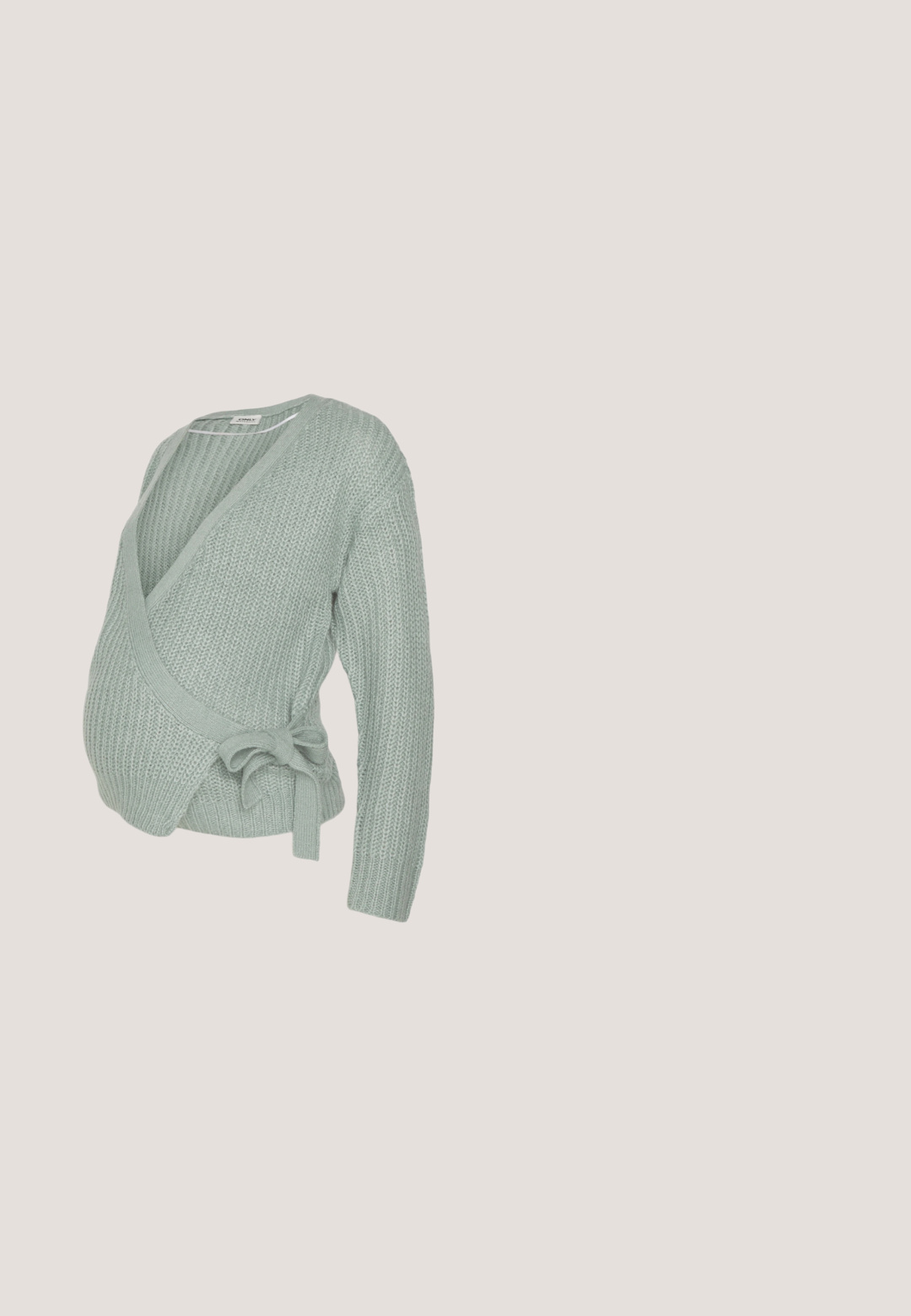 Cárdigan de maternidad de punto verde claro con diseño envolvente, mangas largas y detalle de lazo en la cintura; cuenta con un patrón texturizado.; Camiseta de maternidad negra hecha de algodón suave. Mangas cortas, cuello redondo y un diseño ajustado para acomodar una barriga en crecimiento.; Pantalones cortos de maternidad negros con un diseño de cintura alta para mayor soporte. Hechos de una tela elástica con una textura suave y longitud hasta mitad del muslo.; Zapatilla blanca con panel lateral de estampado de leopardo, cuero texturizado, collar acolchado y suela de goma. Presenta un logo en la lengüeta y en el lateral.; Bolso de mano beige con patrón floral en relieve, cadena dorada como correa y cierre ovalado dorado en la solapa frontal.; Los pendientes de aro de plata presentan un diseño suave y redondeado con un perfil delgado y un cierre seguro. Estilo minimalista con un acabado pulido.
