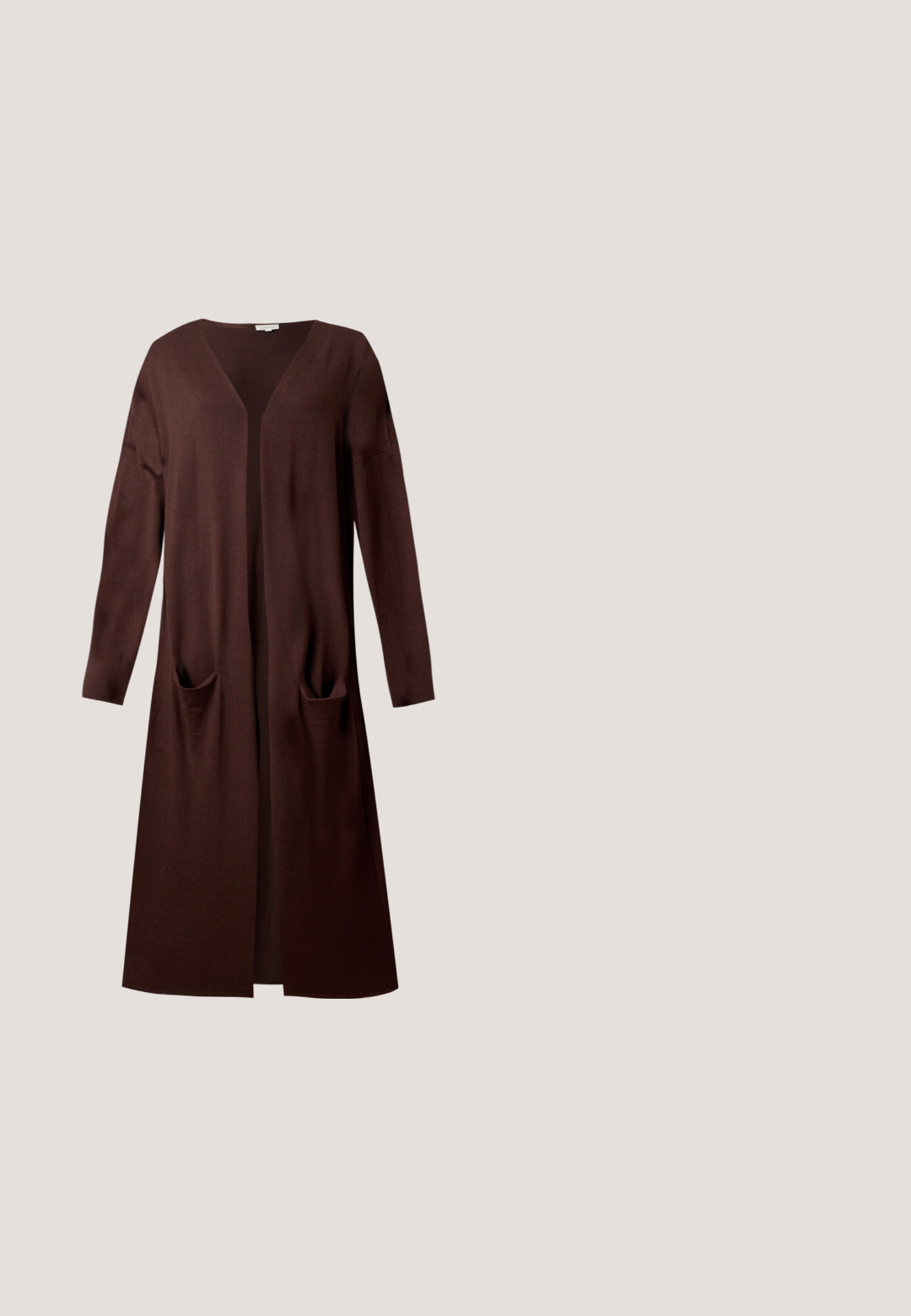 Lang brun åben-front cardigan med lange ærmer og to forlommer, lavet af blødt strikstof.; Langærmet mørkebrun top med beige og brun ternet krave og kantdetalje, nøglehulsknaplukning ved nakken bagpå.; Brune og creme mønstrede sweatpants med elastisk talje og lige ben-design, fremstillet af blødt, let stof.; Mørkebrun patentlæder ankelstøvle med krokodillemønster, blokhæl og trækstrop bagpå mod hvid baggrund.; Bordeaux farvet faux læder clutch med en sølv kædestrop, der har et spænde design og metaløjer over fronten for ekstra detaljer.; Guldtonet kædehalskæde med seks uregelmæssige, hamret ovale og runde metalplader forbundet sammen og justerbar lås.