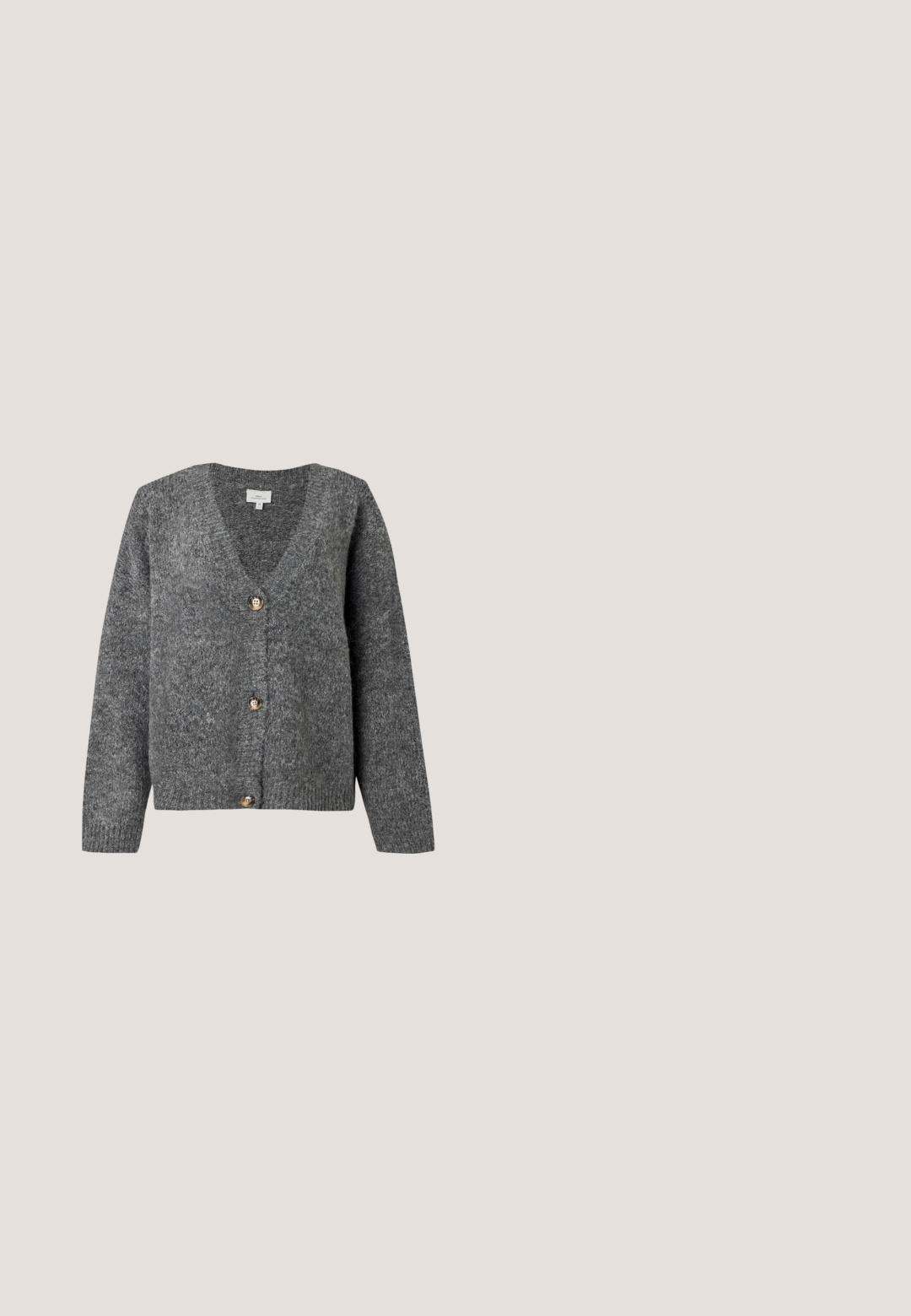 Cárdigan de punto gris oscuro con cuello en V, mangas largas y tres grandes botones marrones en la parte delantera sobre un fondo liso y claro.; Camiseta de algodón blanca con un gráfico de labios rojos y un fondo de estampado de leopardo, con el texto "LA FEMME" debajo en negro. Mangas cortas.; Jeans de denim negro con un diseño de pierna recta. Las características incluyen un cierre de botón en la cintura, trabillas para cinturón y bolsillos delanteros y traseros. Textura suave.; Botín burdeos con textura de cocodrilo, punta afilada y tacón bloque curvado negro sobre fondo blanco liso.; Mujer con blusa de estampado en blanco y negro sosteniendo un bolso de hombro rojo brillante sobre un fondo liso.; Dos pequeños moldes metálicos plateados en forma de flor con bordes ondulados sobre un fondo claro y liso.