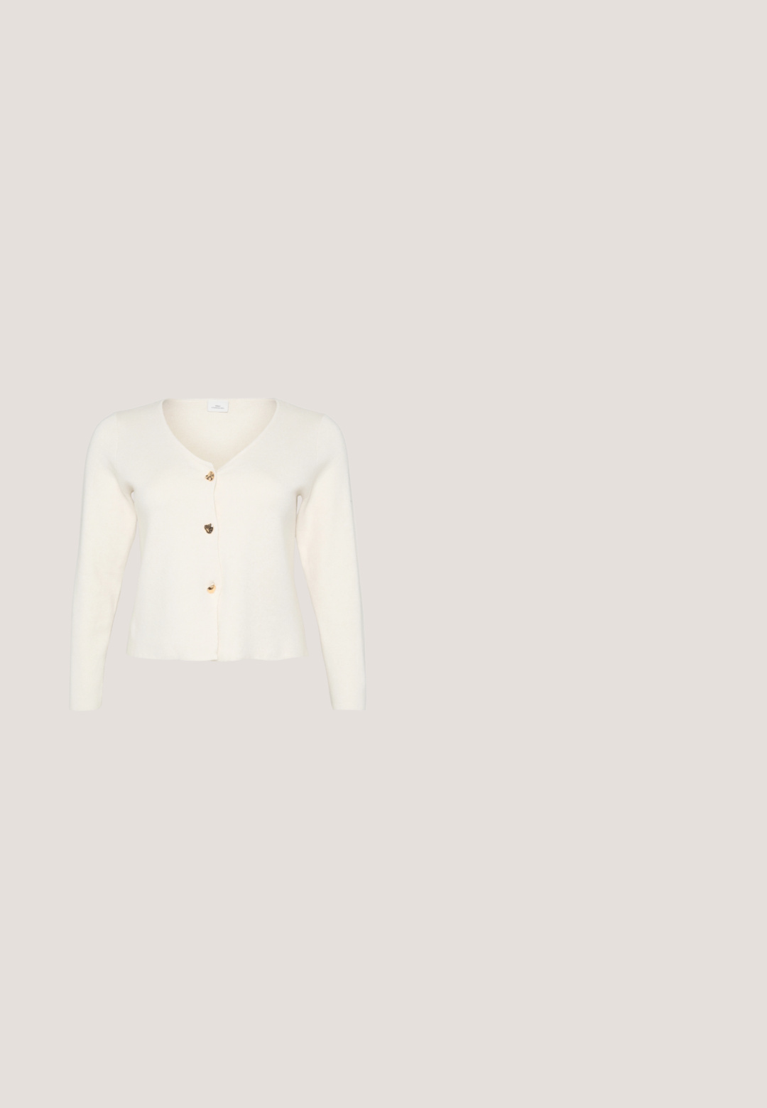 Crème cardigan gemaakt van zachte stof, met een V-hals, lange mouwen en vijf gouden knopen aan de voorkant. Uitlopende zoom.; Zwarte T-shirt met kapmouwen, V-hals, voorzien van een geschulpte kantafwerking in wit en zwart. Zachte stof, losse pasvorm, minimalistisch ontwerp.; Trekbroek van lichtgewicht stof, met een zwart-wit zebra patroon en bruin accent. Relaxte pasvorm en cropped lengte.; Zwarte slingback hakken met een spitse neus, een gladde matte afwerking en een slanke, glanzende hak. Verstelbare band met een klein gespdetail.; Zwarte beaded handtas met een gebogen silhouet, draaghandvat en glanzende textuur. Draagt bij hoge zwarte hakken en strakke zwarte shorts.; Een paar glanzende zilveren halve maanvormige oorringen met rechte pennen en vlindersluitingen op een witte achtergrond.