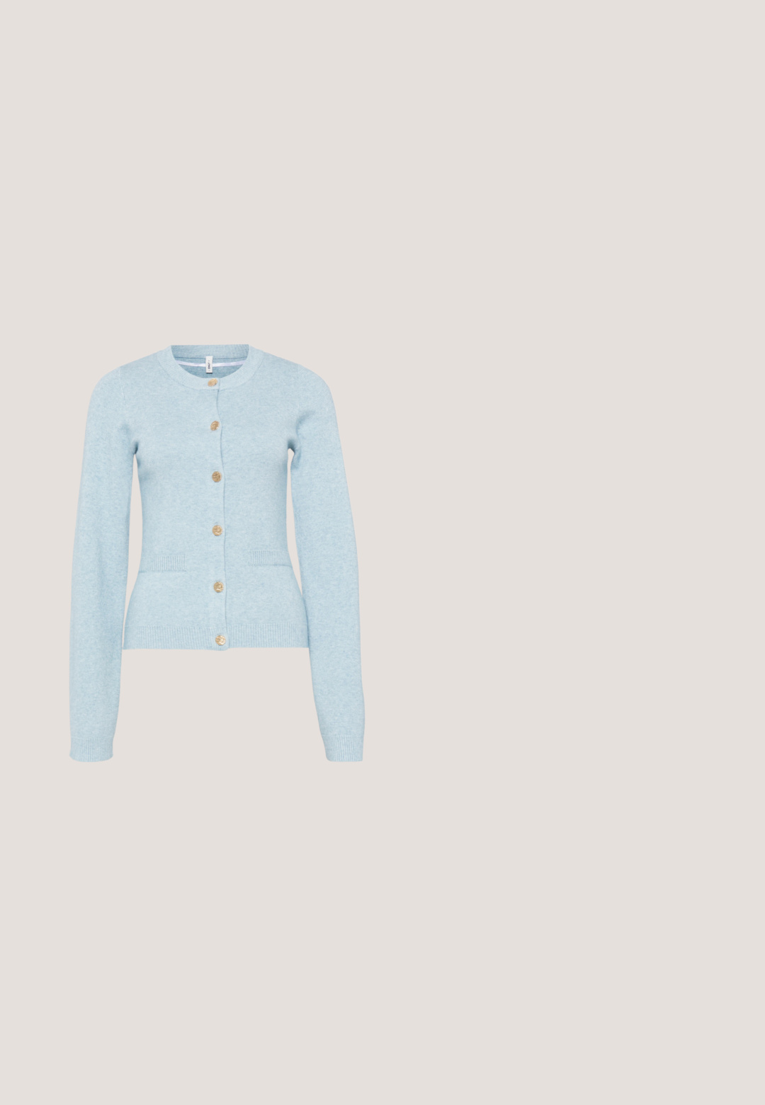 Lyseblå strikket cardigan med lange ærmer, rund halsudskæring, fem knapper i guldfarve og to forlommer. Blød tekstur og tætsiddende design.; Lyseblå ribstrikket ærmeløs tanktop med rund hals og Drykorn-mærke bagpå kraven, lagt fladt på en hvid overflade.; Blå A-line nederdel lavet af struktureret stof, knælang, med en glat talje og uden synlige lukninger eller udsmykninger.; Hvid læder slingback damesko med spids tå, lav kittenhæl og lille dekorativ sløjfe på toppen, vist i sideprofil.; Lille beige læder crossbody taske med justerbar rem, vist mod en ensfarvet lys baggrund.; Lange sølvøreringe med en klynge af rhinsten øverst og hængende tråde af mindre rhinsten nedenunder.