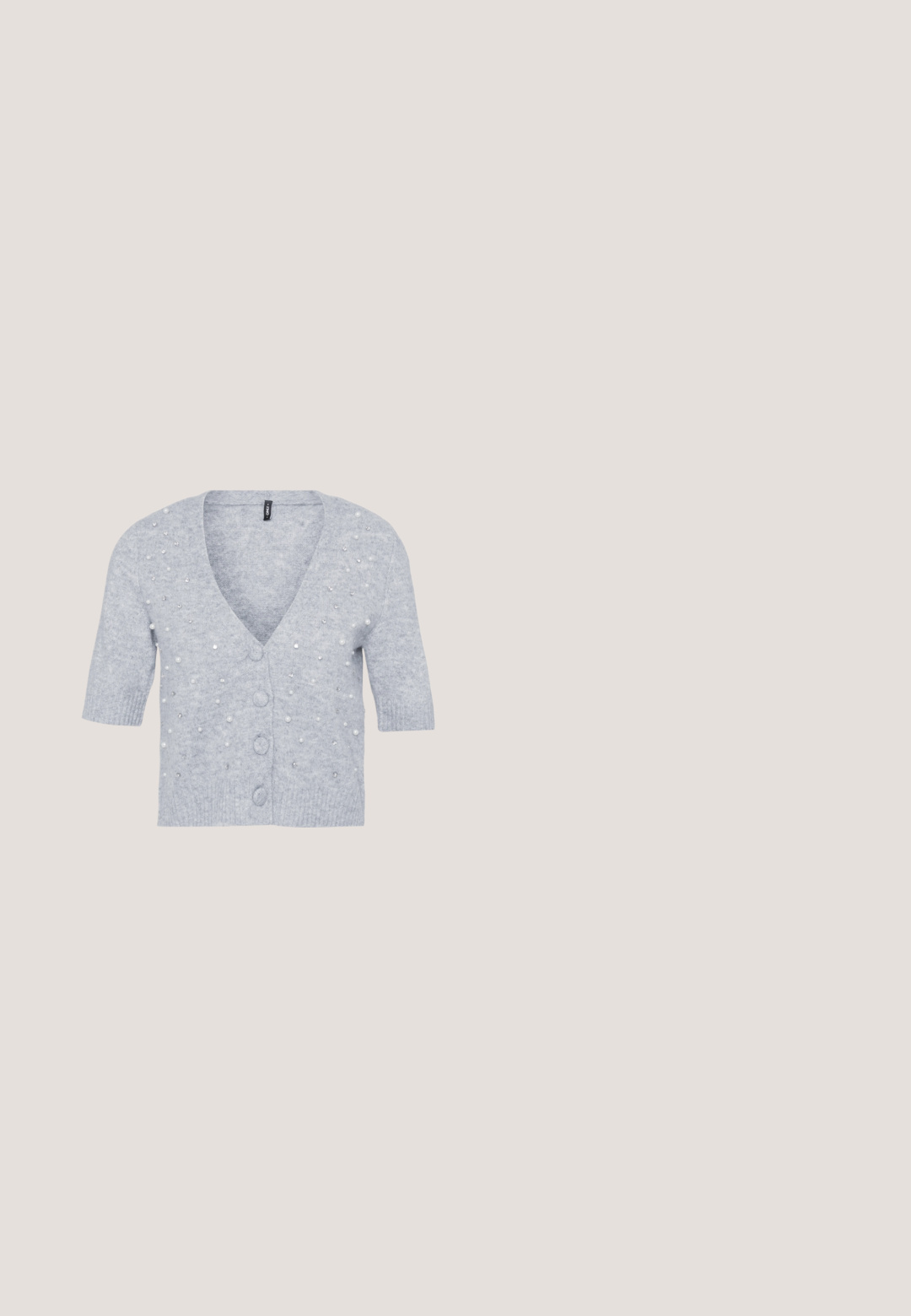 Lys grå cardigan med korte ærmer, V-udskæring, frontknapper og pyntet med perle- og rhinsten-detaljer. Blød strikstruktur.; Marineblå kvindes shirt med scoop-hals og halvlange ærmer, med et abstrakt blomsterprint i hvid, pink og creme på frontens midte.; Beige wide-leg jeans lavet af bomuld, med forlommer, lynlås og en subtil tekstureret finish. Klassisk design med en afslappet pasform.; Patent bordeaux højhælede sandaler med åben tå, udstyret med krydsseler og en ankelrem med en rund guldbuckle. Design med blockhæle.; Hvid læderhåndtaske med en struktureret form, top håndtag, aftagelig skulderrem og en sølv spænde lukning. Glat tekstur, minimalistisk design.; Guldtonet armbånd med to rektangulære rosa ædelstene og små runde krystaller for enderne på en hvid baggrund.
