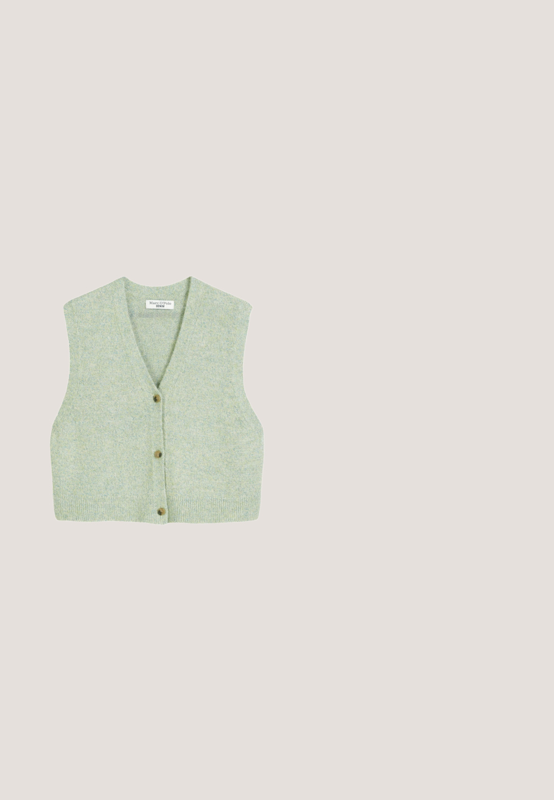 Grüner Strickpullover mit V-Ausschnitt, ärmellosem Design und fünf vorderen Knöpfen. Weicher Stoff und lässige Passform, ideal zum Layering.; Kurzärmliges, hellgrünes Oberteil aus strukturiertem Rippmaterial mit Rundhalsausschnitt, das eine lockere Passform und weiches, atmungsaktives Material bietet.; Helle graue weit geschnittene Hosen aus glattem Stoff, mit einem vorderen Knopfverschluss und zwei seitlichen Taschen.; Hellgrüner Wildledersneaker mit rundlicher Zehenpartie, Schnürverschluss vorne und einer strukturierten Gummisohle. Zeichnet sich durch klare Linien und minimale Details aus.; Ein Paar übergroße Sonnenbrillen mit einem Rahmen aus Türkis und verlaufendem Braun, ausgestattet mit dunkel getönten Gläsern und einem eleganten Design. Goldene Markenlogos sind enthalten.; Tragetasche mit hellgrünen Trägern und großem blassgelbem Muster tropischer Blätter auf einem gedämpften grünen Hintergrund.
