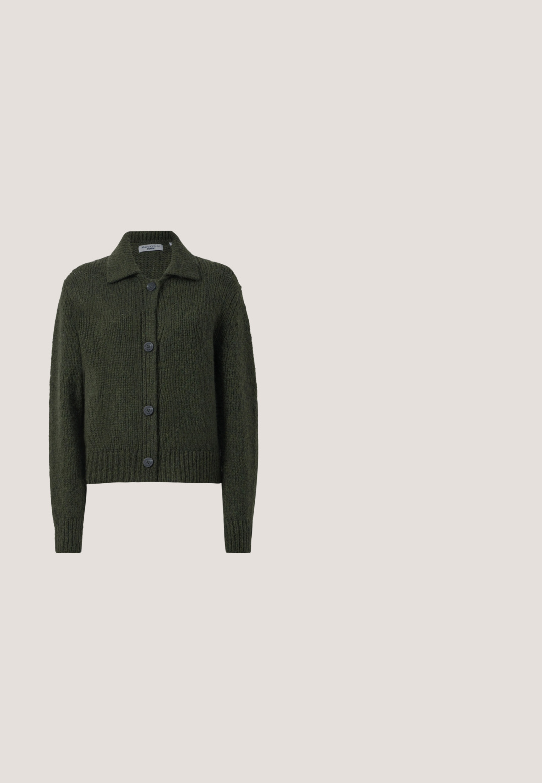 Cardigan tricoté vert foncé avec un col, fermeture à bouton, ourlet côtelé et manches longues. Tissu texturé avec six boutons noirs.; Haut à manches longues vert olive avec un décolleté en V. Matière en coton doux, design ajusté et détails de couture minimaux à l'ourlet et aux poignets.; Jean en denim bleu taille haute avec jambes larges, coutures verticales avant, poches latérales, passants de ceinture et fermeture à bouton.; Bottines en cuir marron foncé avec un petit talon en bois reposant sur un banc en bois à l'extérieur, avec de l'herbe et des plantes en arrière-plan.; Sac d'épaule rectangulaire en daim beige avec une bandoulière ajustable, deux fermetures éclair argentées et un petit logo métallique au centre avant.; Boucles d'oreilles en or en forme de créole avec une bande texturée ornée de rhinestones et un design notable en griffes. Finition lisse et surface brillante.