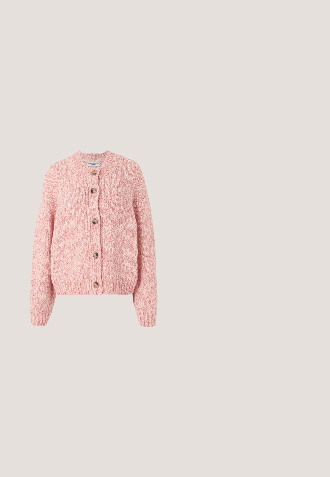Chunky strikket cardigan i pink og hvid garn med lange ærmer, rund hals og fem brune knapper fortil.; Lyserød ærmeløs top med bådudskæring, subtilt præget "hugo" logo i midten og en blå "HUGO" mærkat inde i kraven.; Bukser i blød, lys rosa stof med lige snit, der har en frontlynlås, knaplukning og sidelommer. Glat tekstur med sømdetaljer.; Beige læder højhælede sko med spids tå og en slank 7 cm hæl. Glat overflade og minimalisk design uden synlige udsmykninger.; Blød lyserød stoftaske med håndtag, hvid Karl Lagerfeld Paris logo og adressen "21 Rue St-Guillaume" trykt foran.; Delikat guldkædearmbånd med runde og hjerteformede røde ædelsten, der har en krokodillelås, på en hvid baggrund.