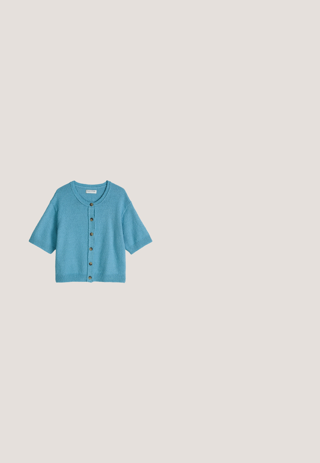 Blauw kortgebreid vest met korte mouwen, ronde halslijn en zes bruine knopen aan de voorkant, gelabeld Marc O'Polo.; Blauwe katoenen tanktop met een ronde halslijn en smalle schouderbandjes. Heeft een soepele textuur en een aansluitende pasvorm.; Lichtblauwe slim-fit spijkerbroek met knopen aan de voorkant, rits en klassieke vijfzakkenontwerp.; Low-top sneaker van Marc O’Polo in wit leer met lichtblauwe accenten en een zool van gumrubber, vetersluiting, branding aan de zijkant.; Lichtblauwe leren schoudertas met een korrelige textuur en ritssluiting, voorzien van een enkele band en een klein metalen logo aan de voorkant.; Zilveren hoepel oorbellen met een glad, golvend ontwerp en een gepolijste afwerking. Ze beschikken over een eenvoudig sluitmechanisme, wat bijdraagt aan hun strakke uitstraling.