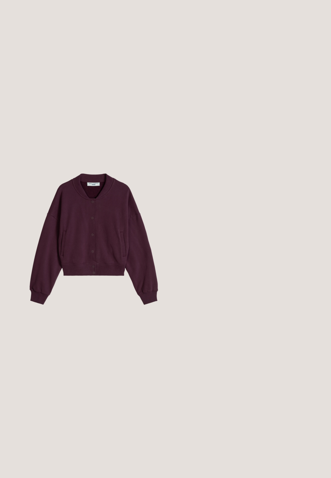 Jachetă bomber burgundy cu nasturi, guler, manșete și tiv striate, și două buzunare laterale, așezată pe o suprafață albă.; Bluză cu mâneci scurte, în carouri maro și alb, cu guleraș, nasturi în față, piept adunat și tiv cu șnur reglabil.; Pantaloni burgundy cu croială largă, talie elastică, șnur și dungi subțiri deschise pe părțile laterale ale fiecărei craci.; Pantof sport low-top bordeaux și roz cu șireturi crem și talpă de gumă, confecționat din materiale mixte din piele și piele întoarsă.; Geantă mică de mână din piele maro închis cu mânere duble și curea de umăr detașabilă pe fundal alb.; Inel roșu lucios cu un design răsucit și o decupare circulară. Textură netedă cu un luciu metalic, așezat pe un inel de aur.