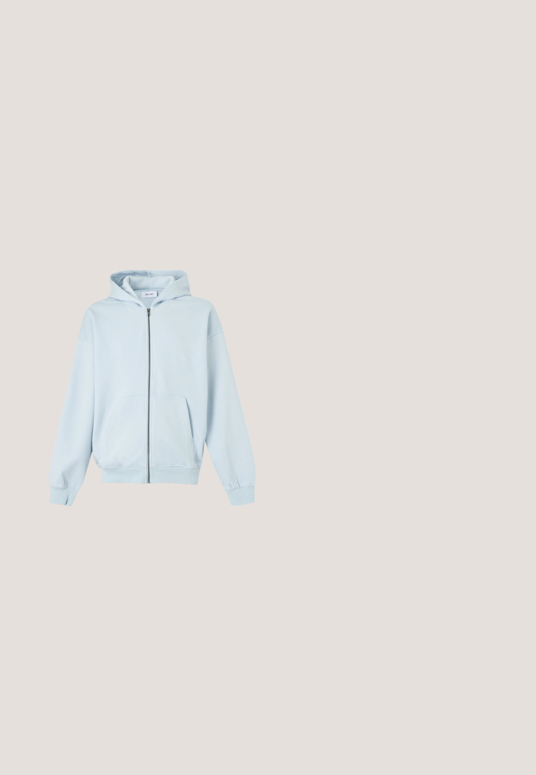 Sweat à capuche zippé bleu clair avec poches avant et poignets côtelés, présenté sur fond blanc.; Débardeur côtelé gris clair sans manches avec encolure ronde et petit logo noir "Pepe Jeans" sur la partie supérieure gauche de la poitrine.; ONLY ONLWAUW MID WAIST - Jean slim - medium blue denim; Baskets argentées avec une texture lisse, un design à lacets, des accents perforés et une semelle en caoutchouc marron texturé.; Sac fourre-tout en tissu bleu marine avec broderie florale blanche, deux poignées et une bandoulière ajustable sur un fond uni.; Collier de perles blanches avec des intercalaires en strass argentés et un fermoir chaîne en argent, présenté sur un fond clair uni.