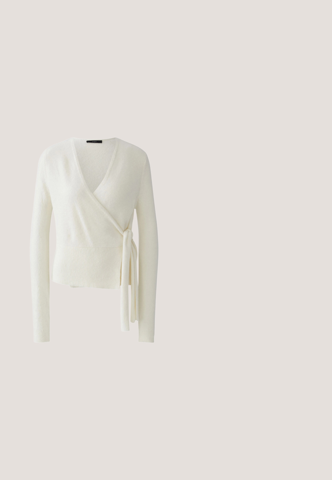 Witte wikkeltrui met lange mouwen, V-hals en zijstrikdetail, geribde zoom en manchetten, zachte gestructureerde stof.; Witte blouse met lange mouwen en een ruches kraag, gladde textuur en elastische manchetten. Eenvoudig, schoon ontwerp dat geschikt is voor verschillende gelegenheden.; zero MIT PLIESSENDEM BECHER - Plooirok - bridal rose; Licht beige platte schoen met een puntige neus en een enkele gesp aan de zijkant, weergegeven op een effen witte achtergrond.; Roze leren crossbodytas met gouden kettingriem en rechthoekige gouden gesp op witte achtergrond.; Roze satijnen scrunchie met kleine decoratieve kralen en een klein stoffen label op een witte achtergrond.
