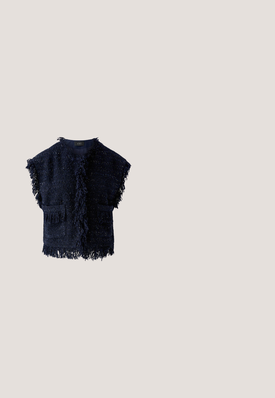 Donker marineblauw gestructureerd mouwloos vest met franjes aan de randen en twee voorzakken, met het label "oui" aan de binnenkant van de kraag.; Denim top met een diepe V-hals en verstelbare bindstrikken. Heeft een geplooide stof bij de taille met een strakke pasvorm, in een donkerblauwe kleur.; Donkerblauwe geweven stof met subtiele bloemmotieven en zachte plooien die diepte en schaduw creëren.; Blauwe leren sandalen met hoge hak, voorzien van bloemdecoratie op de neus en een lange spiralen enkelband omwikkeling.; Marineblauwe sequins tas met een gouden schouderband en zwarte kwast accenten. Rechthoekige vorm, gestructureerd oppervlak en een trekkoordsluiting.; Blauwe bloemenoorbellen met een geprofileerd petalontwerp, gezet met kleine decoratieve steentjes, ondersteund door een gouden metalen frame.