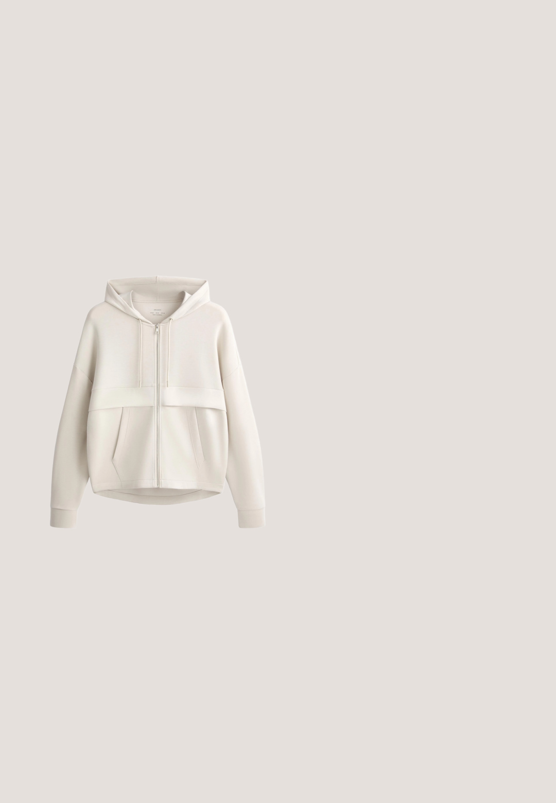 Sweat à capuche beige clair avec fermeture éclair frontale, capuche à cordon, manches longues et deux poches avant visibles sur fond blanc.; Gilet rembourré noir avec capuche, doté d'une fermeture éclair avant intégrale et d'un design matelassé horizontal. Texture lisse et matériau léger.; T-shirt blanc à manches courtes en tissu doux en mélange de coton, avec un col rond et des manches raglan, texture lisse sans motifs.; Leggings noirs avec une taille haute, fabriquées dans un matériau extensible, présentant des détails de couture subtils et de petites découpes sur la cuisse supérieure.; Baskets blanches épaisses avec semelle texturée épaisse, panneaux en mesh, laçage à l'avant et languette au talon sur un fond neutre.; Sac hobo noir en tissu doux, avec une forme courbée, une fermeture éclair et une large sangle réglable. Texture lisse sans motifs.