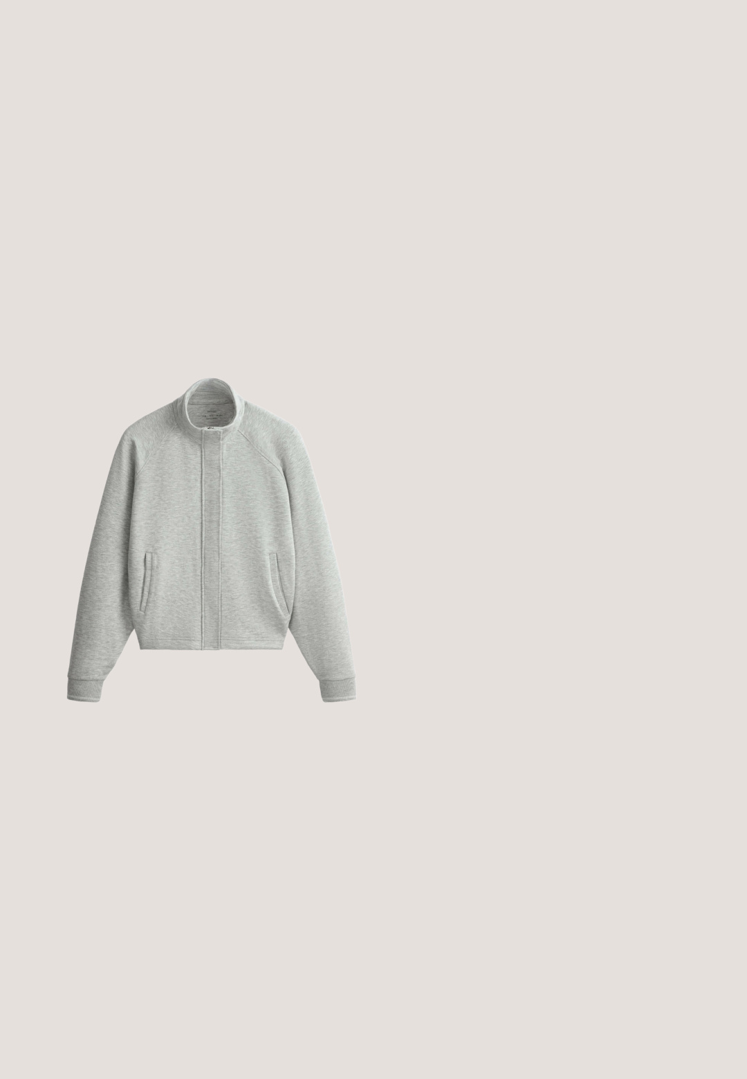 Veste gris clair zippée avec col montant, manches longues et poches avant, présentée sur fond blanc.; T-shirt à manches longues gris clair avec col rond et coutures visibles, présenté sur un fond blanc.; Pantalon de survêtement gris clair avec taille élastique et cordon, jambes droites et deux poches latérales, présenté sur fond blanc.; Bottine de course argentée avec tige en mesh, semelle rembourrée et accents gris. Dotée d'un bout arrondi et d'un design à lacets. Logo de la marque visible.; Sac à main en tissu gris foncé doux avec des détails plissés et une seule large anse formant une boucle pour le porter.; Collier délicat en chaîne argentée avec fermoir mousqueton et extension réglable avec un petit pendentif coquillage.