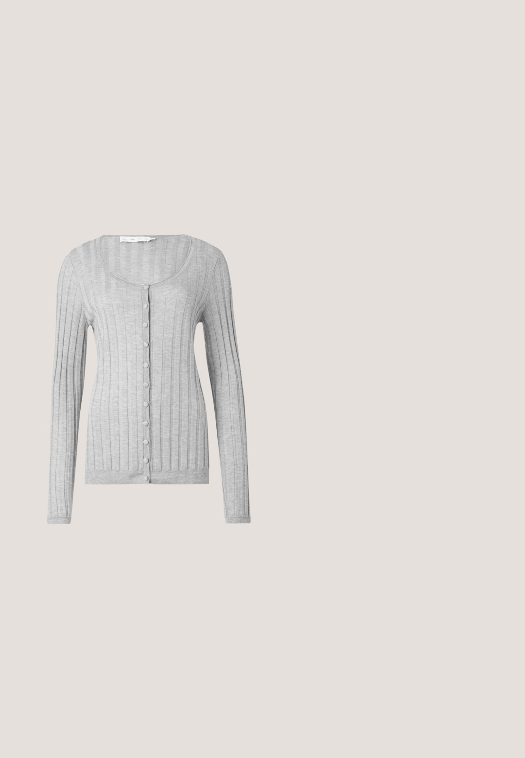 Grå ribbet cardigan med lange ærmer, rund halsudskæring og knaplukning foran. Har struktureret stof og tætsiddende design.; Sort kortærmet top lavet af blødt stof, med rund halsudskæring og en tætsiddende form med diskrete skulderdetaljer. Mærke synligt.; Lyseblå bredbenede jeans lavet af denim med høj talje, som har fem bæltestropper, en frontknaplukning og stikninger.; Sort damesko i læder med flad hæl og spids tå, vist fra siden på en ensfarvet lys grå baggrund.; Sort læder cylindrisk clutchtaske med guld lynlås og logo samt en justerbar skulderrem på hvid baggrund.; Guldøreringe i form af hoops med tre hængende hvide perler, sikret med metaltråde. Glat metallisk finish med en poleret overflade.