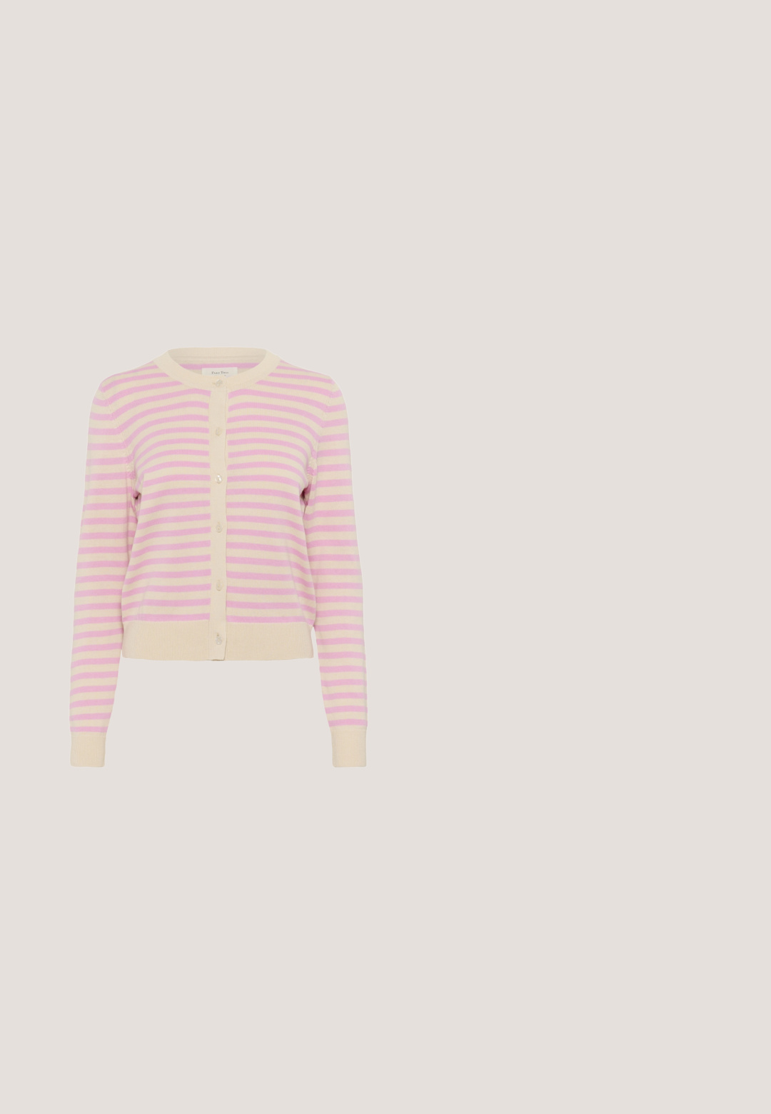 Leichter Cardigan in rosa- und cremefarbenen Streifen. Verfügt über einen runden Halsausschnitt, Knopfverschluss sowie gerippte Bündchen und Saum. Glatte Stricktextur.; Hellrosa kurzärmliges Stricktop mit geripptem Rundhalsausschnitt und Bündchen, leicht gepufften Schultern und einem Saint-Markenetikett innen im Kragen.; Weitbeinige Loungehose mit vertikalen rosa und weißen Streifen, elastischem Bund und Kordelzug vorne.; Rosa Sport Schuhe mit einer Kombination aus glatten und strukturierten Materialien. Merkmale sind ein bordeauxfarbener Akzent an der Ferse und eine weiße Gummisohle.; Rosa Lederhandtasche mit strukturiertem Design, doppelten Obergriffen und abnehmbaren Schulterriemen. Sie verfügt über goldfarbene Hardware und subtile Steppnähte.; Lila Perlenarmband mit facettierten Amethyststeinen, goldfarbigen Akzenten und einem Karabinerhaken mit einer verstellbaren Kette.