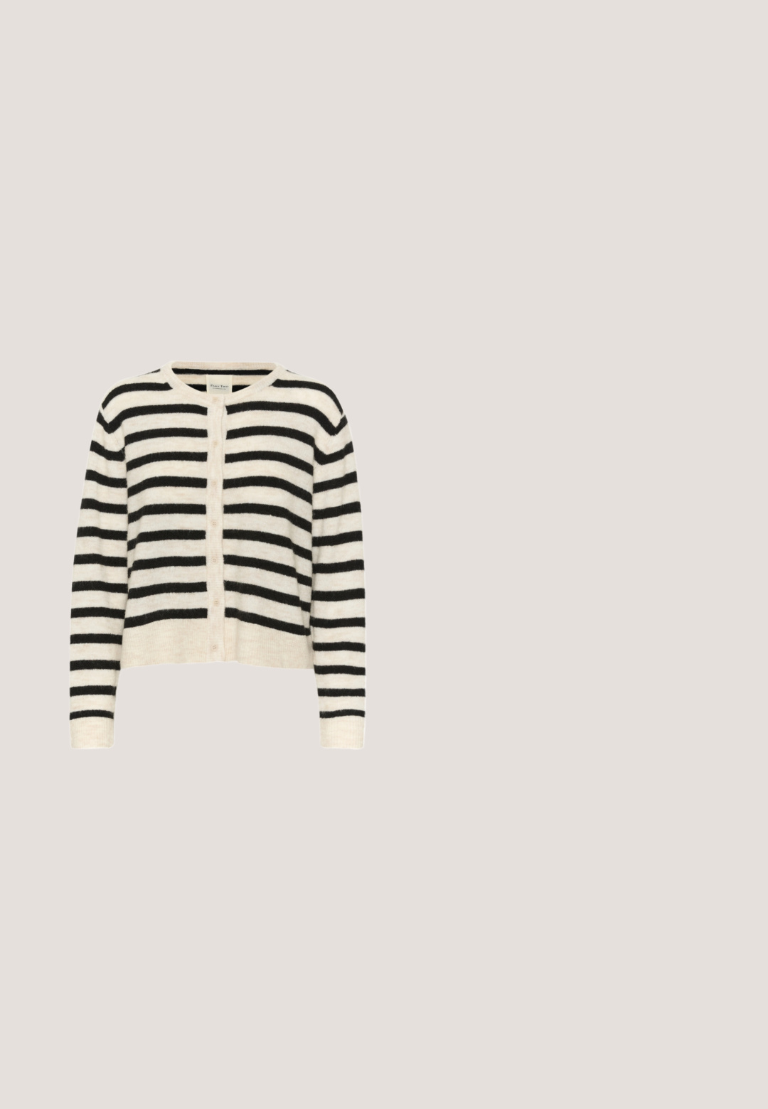 Strikket cardigan i creme og sort. Blød, fuzzy tekstur med knaplukning foran og rund halsudskæring. Korte design med lange ærmer.; Brun bomuldst-shirt med rund halsudskæring, korte ærmer og en løs pasform. Glat tekstur uden synlige mønstre eller detaljer.; Brune tapered bukser med snøre i taljen og båndsøm, lavet af tekstureret stof, vist på en hvid baggrund.; Beige semsket læder slingback kitten heel-sko med en sølvspænde, placeret over en skinnende metallisk tufted overflade.; Mørkebrun læder skuldertaske med flettet håndtag og synlige sømdetaljer på forsiden.; Dobbeltlags halskæde med en perlerække og en guldkæde med vedhæng: rød støvle, fugl, hestesko og hjerte.