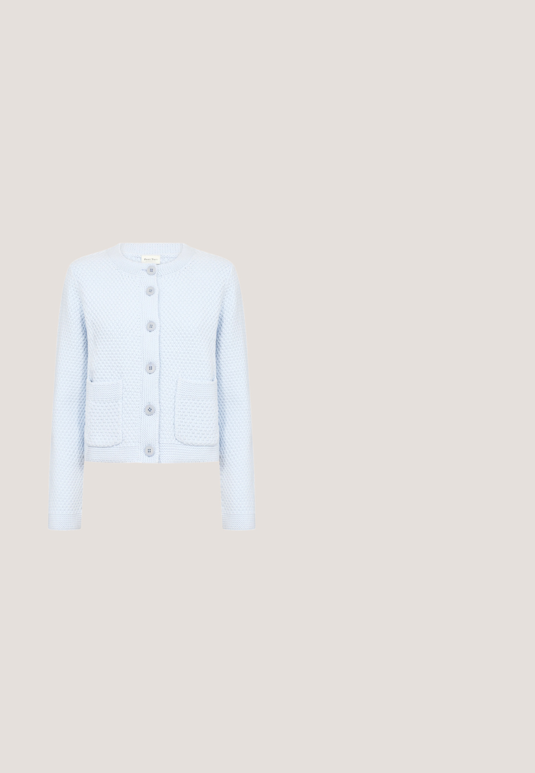 Cárdigan de punto azul claro con un patrón texturizado, cuello redondo, cierre de seis botones y dos bolsillos frontales.; Camiseta beige de manga corta con sutiles rayas horizontales blancas y un pequeño logo bordado en el pecho izquierdo.; Pantalones de pierna ancha en un rico color marrón, hechos de una tela suave. Presentan una cinturilla elástica con cordón y bolsillos laterales.; Zapatilla beige de ante con un acento rojo en el talón, franjas blancas y una suela de goma texturizada color marrón claro. Cuenta con cordones y un interior liso.; Bolsa triangular de tela a rayas blancas y negras con una sola correa para el hombro, colocada verticalmente sobre un fondo claro y simple.; Par de pequeños pendientes de aro ondulado dorados con cierre de presión sobre un fondo gris claro.