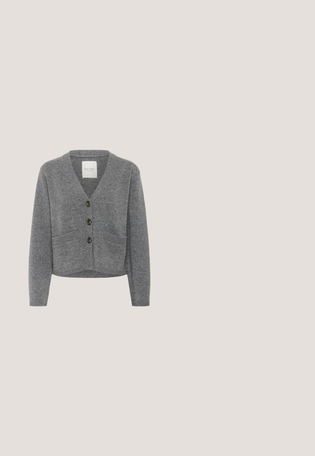 Grauer Strickcardigan mit V-Ausschnitt, vier Knöpfen und zwei vorderen Taschen. Mit Rippbündchen und Saum, aus weichem Material gefertigt.; Weißes langärmeliges Hemd mit Knopfleiste, spitzem Kragen und abgerundetem Saum, auf weißem Hintergrund dargestellt.; Dunkelgraue Denim-Hosen mit geradem Bein, frontalen Taschen und einem Knopfverschluss. Das Material hat eine glatte Textur und minimale Hardware-Details.; Caprice SNEAKER - Sneaker low - bordeaux comb; Kleine taupefarbene Umhängetasche mit vordere Reißverschlusstasche, verstellbarem Träger und gebrandetem Metalllogo unten in der Mitte.; Silberne Halskette mit feiner Kette, die mit einem kleeblattförmigen Anhänger verziert ist, der mit kleinen klaren Edelsteinen geschmückt ist und ein zartes sowie elegantes Erscheinungsbild bietet.