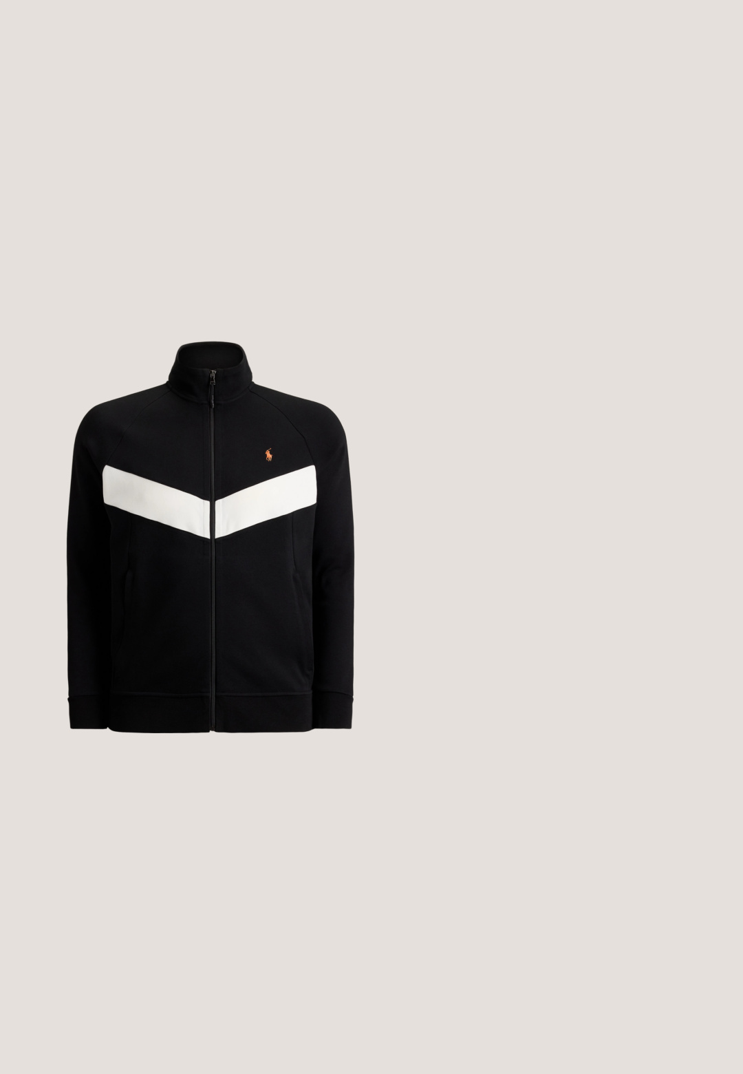 Sort jakke med fuld lynlås med hvid chevron-stribe tværs over brystet og en lille orange hestelogo på venstre side.; Mørkegrøn T-shirt med korte ærmer og rund hals med lille hvid Ralph Lauren skjold og tekst på venstre bryst.; Sorte jeans med lige ben med for- og baglommer, bæltestropper, knaplukning og et diskret mærke på linningen og lommen.; Sort og grå sneaker med cremefarvet sål og snørebånd, der har et lille hvidt hestelogo og "Ralph Lauren" branding på hælen.; Sorte rektangulære solbriller med mørkegrønne linser og en lille Polo-logo på stangen, placeret på en hvid baggrund.; Lille sort crossbody taske med frontlynlåslomme, justerbar rem og broderet polospiller logo foran.
