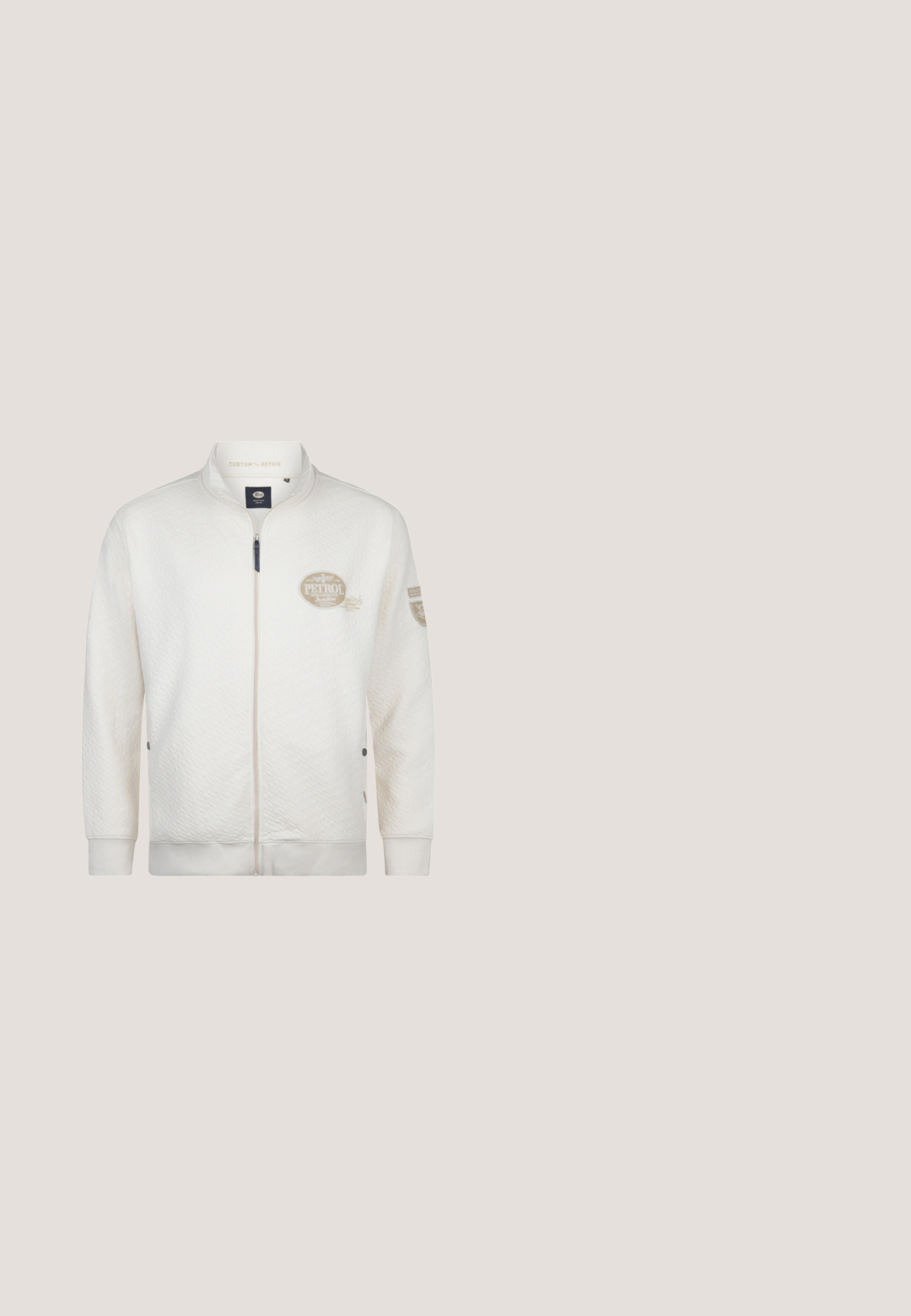 Hvid quiltet jakke med lynlås og ståkrave, med en logopatch på brystet og detaljer på ærmerne. Klassisk pasform.; Kortærmet beige t-shirt med mønster af blomster og kaktusser i grønne og blå nuancer. Rund hals, blødt stof, afslappet pasform.; Denim jeans i en mellemblå farve, med et lige ben-design, fem lommer og en knaplukning ved taljen.; Tan ruskind ankelstøvle med en rund tå, elastiske sidepaneler, en bageste løftestrop og en tekstureret gummisål for godt greb.; Metal solbriller med en oktagonal ramme, mørkegrønne linser og skallermønstret arme. Guldaccenter på rammen.; Lille beige crossbody-taske med lynlåslomme foran, metal ALDO-logo, justerbar bred rem og rundet rektangulær form på hvid baggrund.