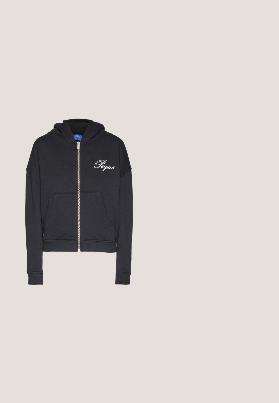 Zwarte zip-up hoodie met een voorzak en geborduurd "Pequs" logo. Gemaakt van zachte stof, voorzien van een capuchon en ribgebreide manchetten.; Zwarte tanktop van ribstof, met een ronde hals en een aansluitende pasvorm. Platte naden en zonder versieringen. Eenvoudig en strak ontwerp.; Guess Originals TENNIS SKIRT - Plooirok - dark wash; Lage zwarte sneaker met witte zijstreep, witte veters, witte rubberen zool en gestructureerde neus op een neutrale achtergrond.; Zwarte rechthoekige zonnebril met een glad plastic frame en donkere lenzen. "QUAY" logo aan de zijkant in het wit. Minimalistisch ontwerp.; Gouden metalen ring oorbellen met een glad, rond ontwerp en een veilige scharnier sluiting. Lichtgewicht met een gepolijste afwerking.