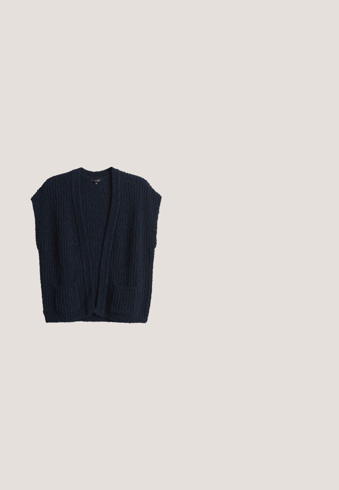 Cardigan en tricot bleu marine avec une surface texturée, sans fermeture à l'avant et deux poches avant. Design sans manches et matière en tricot épais.; Haut à manches longues bleu marine en tissu lisse avec un col ras du cou et une coupe décontractée, sans motifs ni embellissements visibles.; Pantalons larges bleu marine avec une taille élastique et des poches latérales, fabriqués en tissu lisse.; Basket basse noire et blanche avec semelle en gomme, lacets roses, couture décorative sur le côté et accent blanc au talon, vue de profil.; Sac à bandoulière en daim noir avec une large sangle et un détail de couture simple, présenté sur fond blanc.; Bracelet de perles orné de perles en verre facetté aqua, blanc et noir, rehaussé de perles métalliques dorées et d'un fermoir en or.