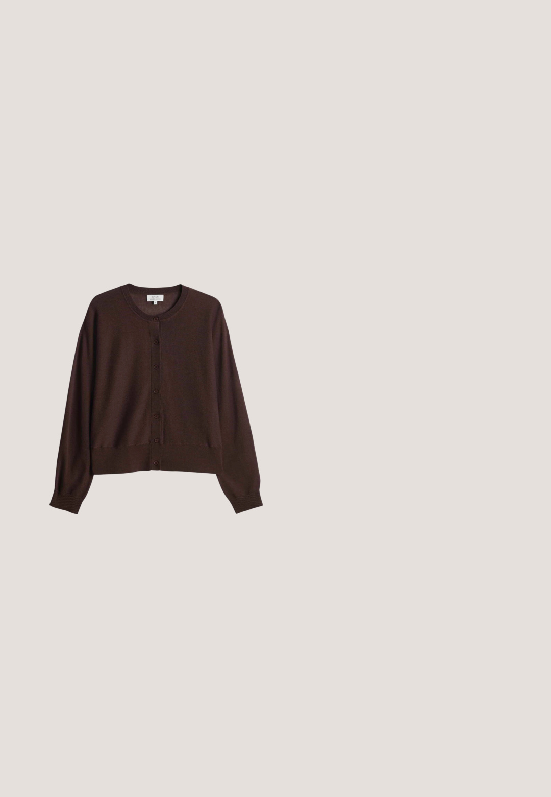 Donkerbruine cardigan met knopen, lange mouwen, geribbelde boorden en een ronde hals, plat uitgespreid op een witte achtergrond.; Bruin mouwloos crop top met ronde halslijn en klein geborduurd logo in het midden onder de kraag.; Zwarte, losse broek met een elastische tailleband en verstelbaar trekkoord; heeft twee voorke pockets en een gladde textuur.; Donkerbruine suède sneaker met beige zool en zwarte loopzool, lage snit en vetersluiting, zijaanzicht.; Donkerbruine suède draagtas met gladleren accenten. Voorzien van twee lange handvatten en een gestructureerde vorm. Geen zichtbare sluitingen of patronen.; Gouden metalen oorbellen in een druppelvorm, met een geribbeld oppervlak en een hoogglans afwerking. Stud sluiting voor veilige draag. 