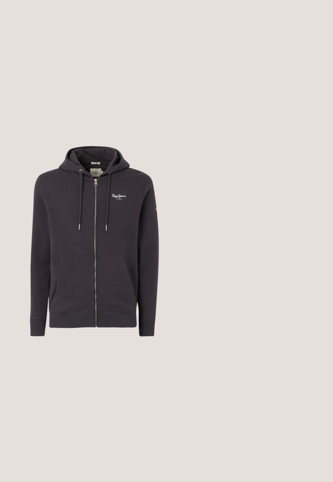 Sudadera con cremallera de color gris oscuro, fabricada en un material suave, que presenta un logotipo bordado, capucha con cordón y dos bolsillos frontales. Textura suave.; Chaleco gris acolchado con costuras verticales, cuello alto y cierre frontal de cremalleras. Cuenta con dos bolsillos laterales y un pequeño logo en el pecho.; Camiseta de algodón blanca con el logo en burdeos de "Pepe Jeans" y el texto "LONDON", cuello redondo, mangas cortas y un ajuste relajado.; Jeans de denim gris claro con un diseño de pierna recta, que cuentan con una cremallera, cinco bolsillos y un sutil desgastado en la parte frontal.; Zapatillas de lona blanca con detalles en ante azul marino y gris. Cuenta con suela de goma color goma, punta redondeada y un diseño clásico con cordones.; Bolso bandolera rectangular negro con texto blanco "ONLY & SONS" y correa de cuerda ajustable con detalle de etiqueta roja sobre fondo blanco.