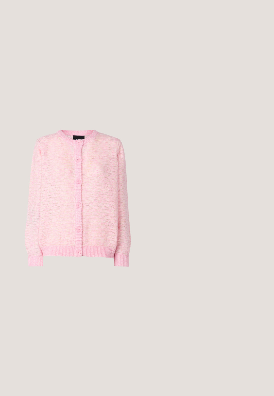 Pieces PCANONA O-NECK CARDIGAN - Kardigan - pink lavender; Nööpidega särk, millel on vertikaalsed triibud roosa, virsiku ja pastellsetes toonides, krae ja pikad varrukad, valmistatud siledast kangast.; Hele sinise laia lõikega teksad, valmistatud teksariidest. Omadused hõlmavad kõrget vöökohast, vööaasasid, eesmisi taskuid ja ühte tagumist taskut. Sile tekstuur.; Läikiv, nahatoonist terava ninaga slingback kõrge kontsaga king, õhukese kontsaga ja musta taldiga, valgel taustal.; Sädelev kuldne käekott, millel on kortsus kettkäepide, tõmblukk ja eemaldatav randmerihm, lihtsal heledal taustal.; Hõbedane ketiga kaelakee, millel on suur täht "A" ripats ja reguleeritav kinnis, valgel taustal.